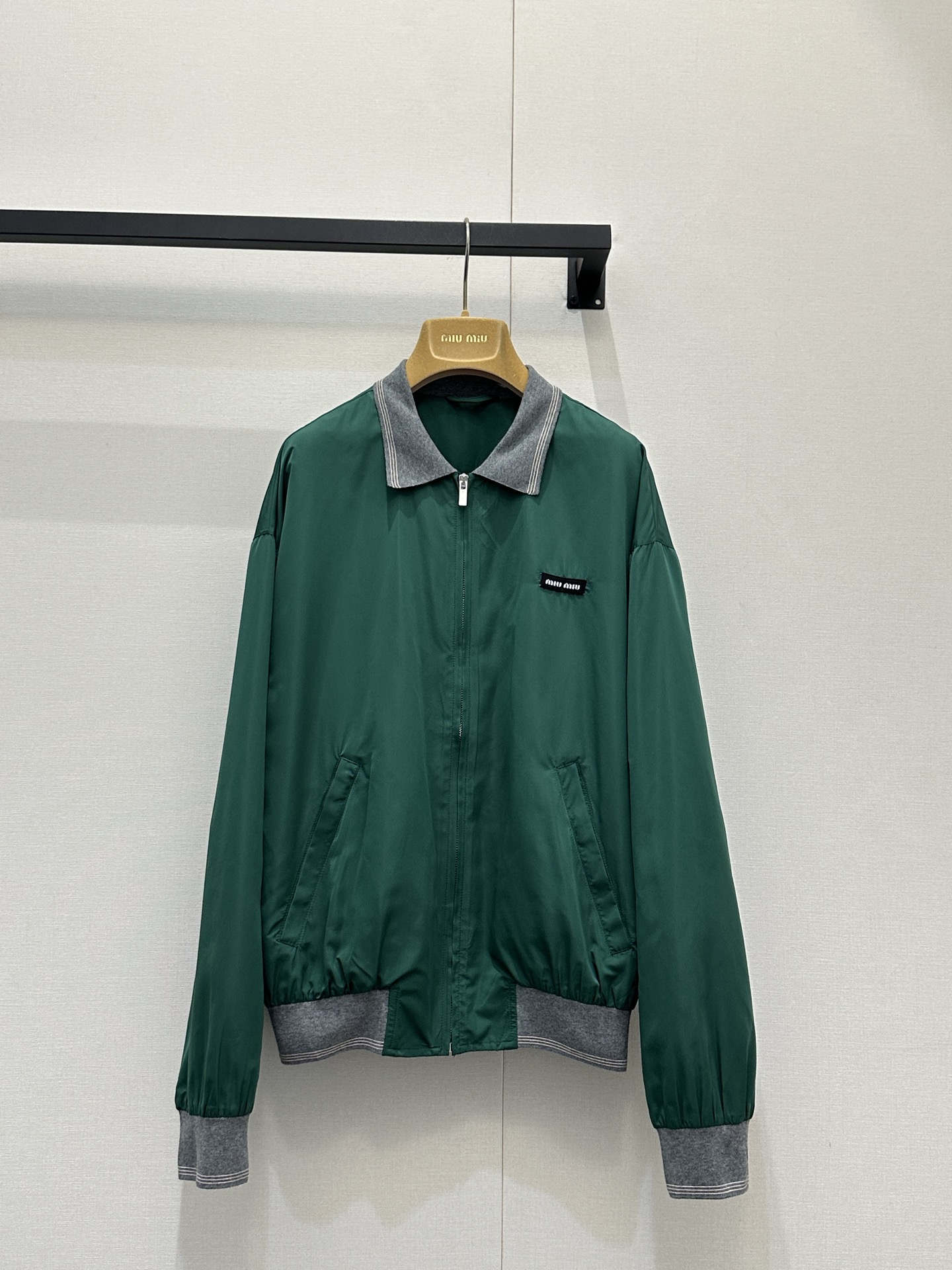 NO:734039,MiuMi26FW early spring series Contrast color patch collar jacket, originally developed and produced in high version. This series is so eye-catching~ The contrasting color windproof jacket perfectly combines sports functional style and high fashion sense. The color splicing has great visual tension. The brand logo details are hidden in the design. The collision of sports coolness and light luxury texture. This is really a hit when worn like this. Same style for men and women. Whoever wears it will look better in the series~ Look for my version. The size is S M L. Real photos of large goods,, miumiu, jackets &  coats,jackets & coats,19860909MiuMi26FW早春系列 撞色拼领夹克外套 原版开发 高版本出品 这个系列太吸睛了～撞色防风外套把运动机能风与高级时装感融合得恰到好处 色彩拼接极具视觉张力 品牌标识 细节暗藏在设计里 运动潮酷与轻奢质感的碰撞 这款这么穿真的很出片 男女同款 谁穿谁好看系列～认准我家版本 码数S M L大货实拍,,miumiu,jackets & coats,jackets & coats,,Women's clothing