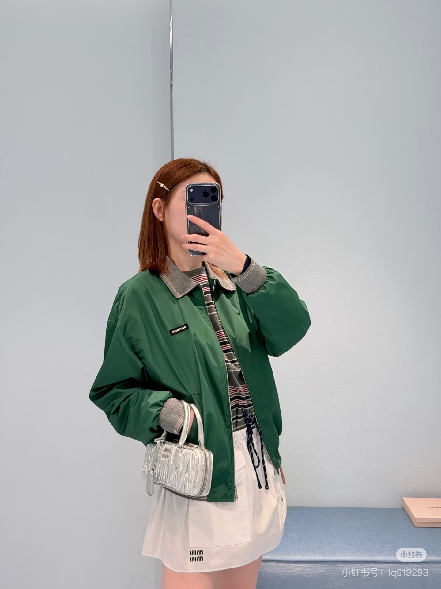 NO:734044,MiuMi26FW early spring series Contrast color patch collar jacket, originally developed and produced in a high version. This series is so eye-catching~ The contrasting color windproof jacket perfectly blends sports functional style with high fashion sense. The color splicing has great visual tension. The brand logo details are hidden in the design. The collision of sports coolness and light luxury texture. This is really a hit when worn like this. Same style for men and women. Whoever wears it will look better in this series~ Look for my version. Size S M L,, miumiu, jackets &  coats,jackets & coats,19860909MiuMi26FW早春系列 撞色拼领夹克外套 原版开发 高版本出品 这个系列太吸睛了～撞色防风外套把运动机能风与高级时装感融合得恰到好处 色彩拼接极具视觉张力 品牌标识 细节暗藏在设计里 运动潮酷与轻奢质感的碰撞 这款这么穿真的很出片 男女同款 谁穿谁好看系列～认准我家版本 码数S M L,,miumiu,jackets & coats,jackets & coats,,Women's clothing