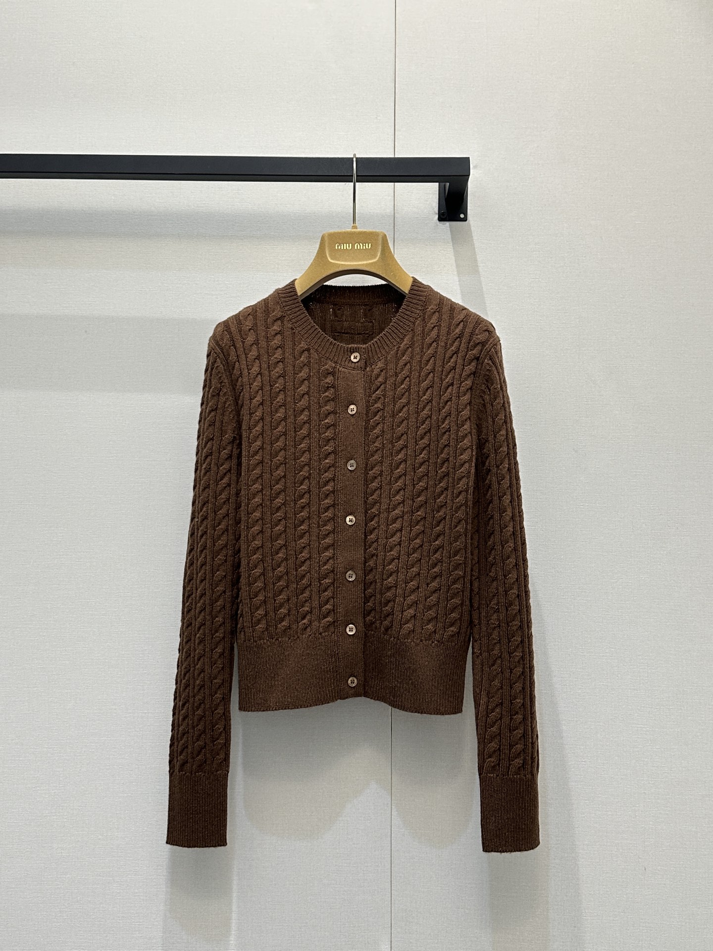 NO:734029,miumiu26's new early spring twist knitted cardigan, super beautiful Maillard color with twist knitted cardigan, is a very good-looking cardigan for daily wear. It can be worn all year round. The material is cashmere and it is very soft and comfortable to wear!  Real shots of SML products,,miumiu,19860909miumiu26早春新款麻花针织开衫,超级好看的美拉德色系搭配麻花针织是一款日常穿搭非常好看的开衫,一年四季都可以穿面料是羊绒的贴身穿也会很柔软舒适！SML大货实拍,,miumiu,,Women's clothing