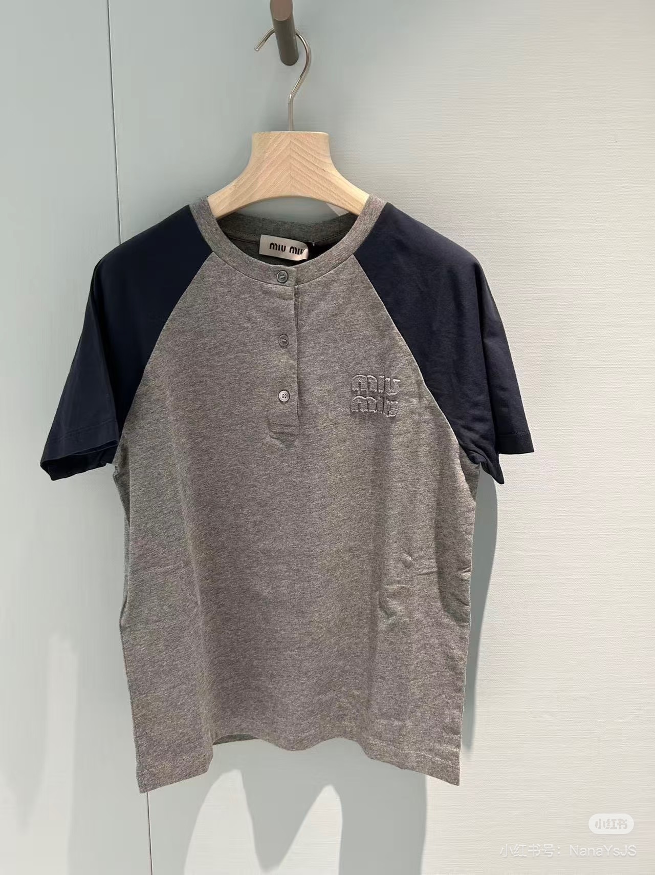 미우미우 여성 반팔 26SS 52984