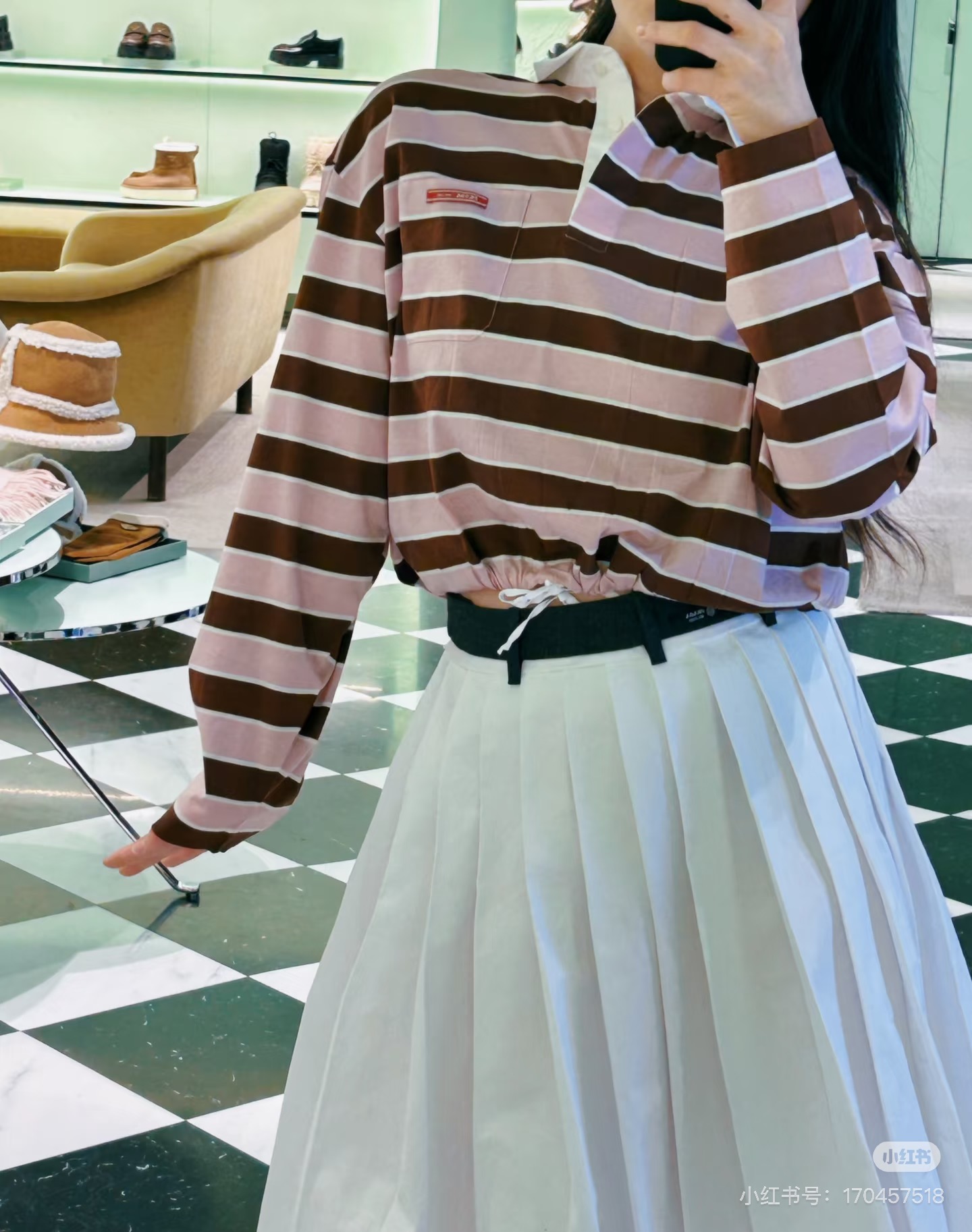 NO:734019,Prad* 26Ss early spring new retro striped POLO collar long-sleeved T-shirt丨Exclusively developed!  High quality production!  The iconic contrasting stripes have a relaxed retro feel, and the soft pink tones are intertwined with the mellow brown tones, weakening the toughness of the stripes and adding a gentle spring atmosphere. The classic POLO collar is paired with a slightly loose shoulder cut, taking into account casual casualness and exquisite details; the drawstring design on the hem can be freely adjusted to create a lazy look.  Pleated or neat short style, suitable for layering or single wear. Selected breathable cotton fabrics, drape smoothly, can be easily used for daily commuting and weekend outings. It is a versatile and atmospheric item in the early spring wardrobe. Available in stock S/M/L, prada, tees, t-shirt,19860909Prad* 26Ss早春新款 复古条纹POLO领长袖T恤丨独家开发！高版出品！标志性的撞色条纹自带松弛复古感,柔和的粉调与醇厚的棕调交织,弱化了条纹的硬朗感,更添春日温柔氛围.经典POLO领搭配微宽松落肩剪裁,兼顾休闲随性与精致细节；下摆抽绳设计可自由调节松紧,打造慵懒堆褶或利落短款两种造型,适配叠穿或单穿需求.精选透气棉感面料,垂坠顺滑,日常通勤、周末出街皆可轻松驾驭,是早春衣橱里的百搭氛围感单品.现货发售S/M/L,,prada,tees，t-shirt,,Women's clothing