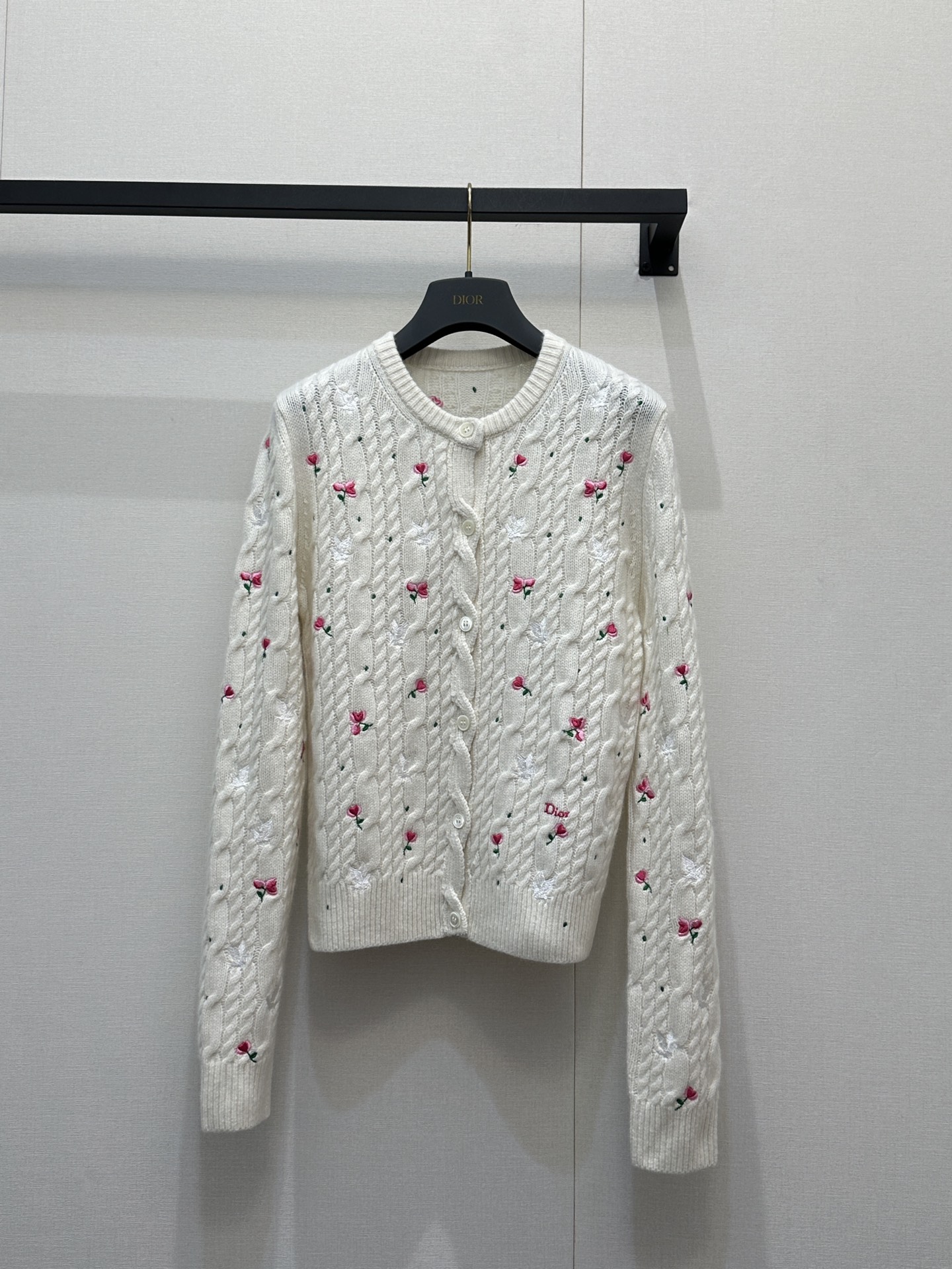 NO:734513,Dio*2026 new style!  Heavy embroidery round neck rose floral knitted cardigan, customized YB cashmere knitted material, high-end texture, comfortable and soft, round neck knitted short sleeves, cream white, so girly!  The twist texture creates a gentle texture, the scattered cherry embroidery is smart and playful, and the low-key brand logo hides exquisite thoughts. Wearing it alone is a sweet French style, and layering jackets can unlock the sense of layering, blending romance into every detail of daily wear. Regular version, simple and versatile for daily use in autumn and winter, with a western atmosphere. Customized fabrics and accessories. Look for the version. High version. White. Actual shot of the goods. Dior, jackets & coats, T-shirt,19860909Dio*2026新款！重工款刺绣 圆领玫瑰碎花针织开衫 定制YB羊绒针织材质,质感高级,舒适柔软,圆领针织短袖,奶油白也太懂少女心了！麻花肌理织出温柔质感,散落的樱桃刺绣灵动又俏皮,低调的品牌标识藏着精致小心思,单穿是清甜法式风,叠搭外套又能解锁层次感,把浪漫揉进日常穿搭的每一处细节 常规版型,秋冬日常简约百搭款,穿搭氛围洋气.定制面辅料 认准版本 高版本 白色 大货实拍,,dior,jackets & coats,T-shirt,,Women's clothing