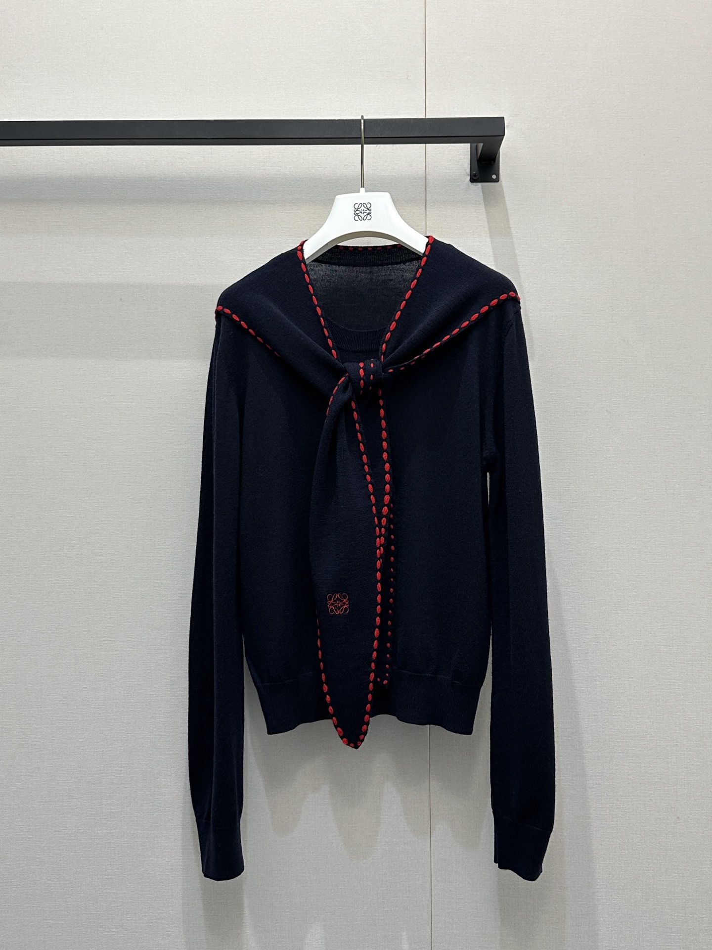 NO:734472,The details of Loewe's new streamer knitted sweater are captured in the light rice style, which is gentle and delicate. The navy blue model is smart and retro. The contrasting color design is super eye-catching, and the embroidered logo on the streamer is also very textured~ Pair it with denim wide-leg pants, which has a French retro flavor. It is perfect for commuting in autumn ~ the wool is not tied at all!  Real shots of SML products,,loewe,19860909被loewe新款飘带针织衫的细节拿捏了浅米款温柔又精致藏青款干练又复古 撞色设计超点睛,飘带上的刺绣logo也超有质感~ 搭配牛仔阔腿裤,法式复古的味道,秋日通勤穿搭太适合了~羊毛一点都不扎！SML大货实拍,,loewe,,Women's clothing