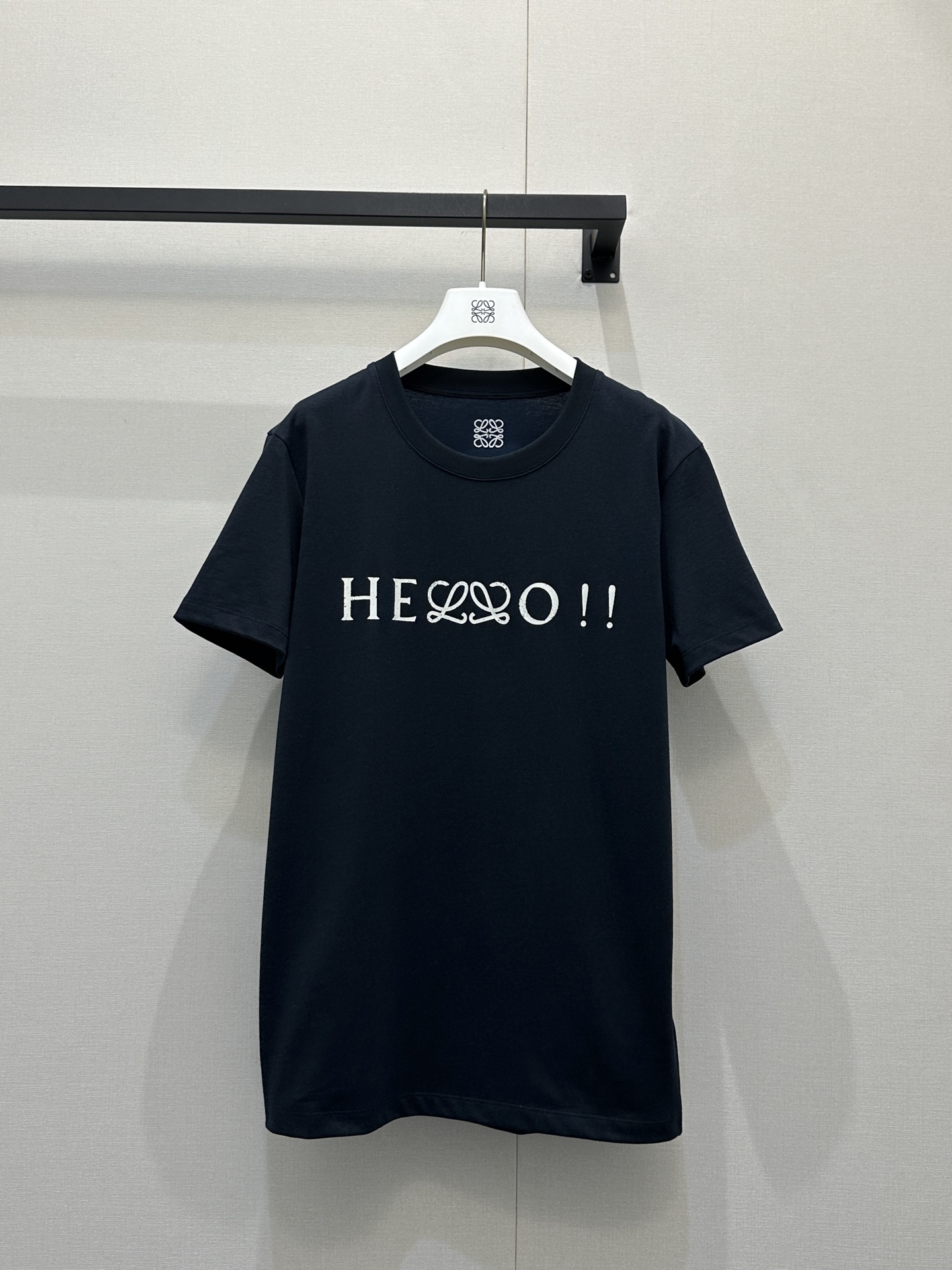 NO:734484,Loewe26 new style, two-color printing and dyeing with different tones, one cloth and two colors visually hide ingenuity, easily create a sense of high-end... Loewe is so good at rejuvenating and has a very creative short-sleeved piece ~ a new interpretation of double  The L printed logo is cleverly used in the word hello! It can be worn inside or outside. Stack up shirts of the same color to create a cool and layered look. It is a niche style and is very iconic. It is paired with black and gray distressed denim. It has a sense of luxury in casual wear. It is the same style for men and women. It is really tasteful to wear like this. Actual photos of SML's large products,, loewe, loewe, shirts, T-shirt,19860909Loewe26新款 双色印染不同色调 一布双色的视觉暗藏巧思 轻松打造高级感…… 罗意威太会整活了很有创意得一件短袖~ 全新演绎的double L印花logo,巧妙运用到hello单词中!内搭外穿都可,叠件同色系衬衫,痞帅层次感直接拉满~小众不撞款,非常有标志性,配黑灰做旧牛仔,休闲中还透着高级感,男女同款 这么穿真的超有味道~SML大货实拍,,loewe,loewe,shirts,T-shirt,,Women's clothing