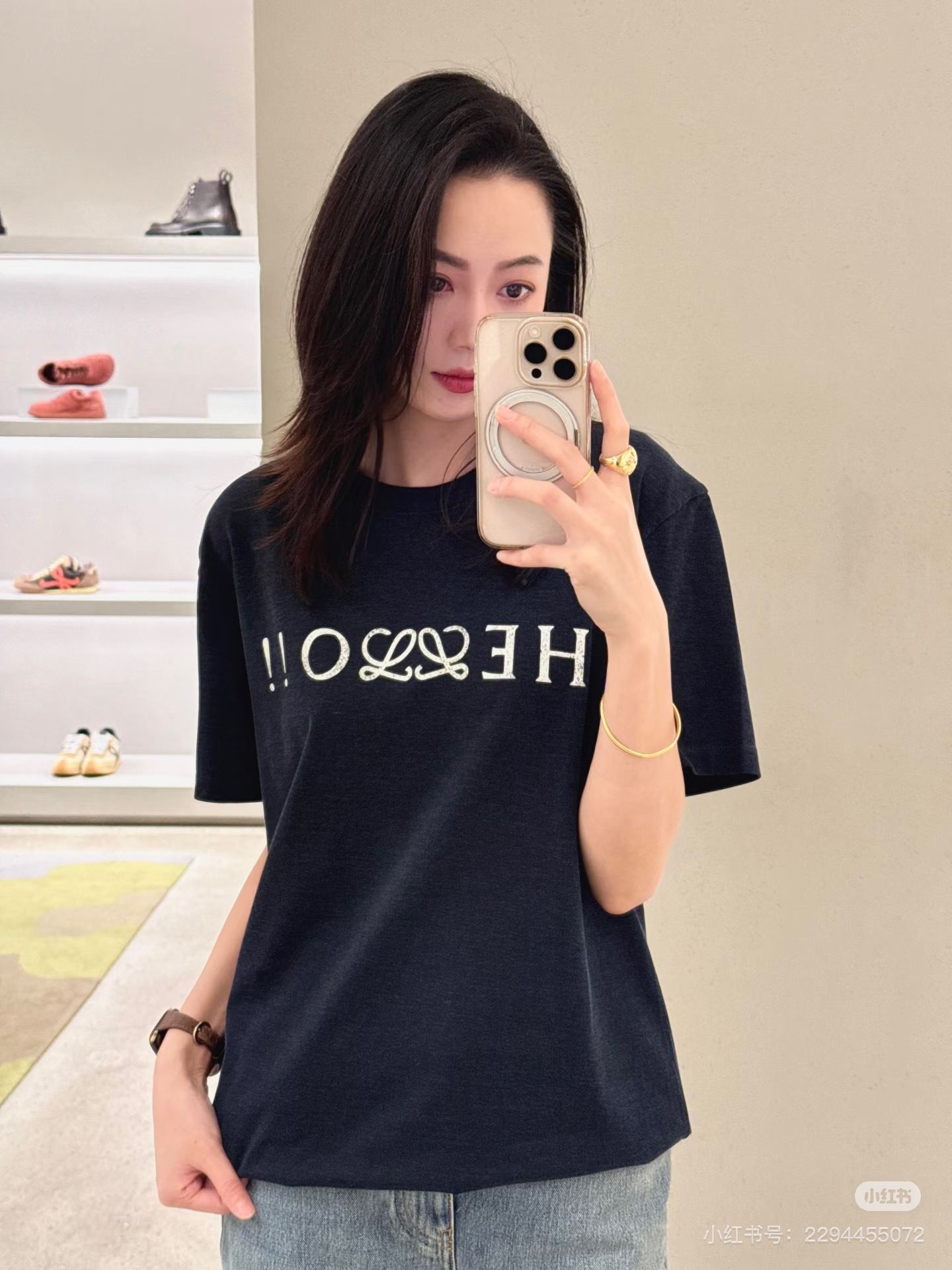 NO:734490,Loewe26 new style, two-color printing and dyeing with different tones, one cloth and two colors visually hide ingenuity, easily create a sense of high-end... Loewe is so good at rejuvenating and has a very creative short-sleeved piece ~ a new interpretation of double  The L printed logo is cleverly used in the word hello! It can be worn inside or outside. Stack shirts of the same color to create a cool and layered look. It is a niche style and very iconic. It is paired with black and gray distressed denim. It is casual and has a high-end feel. It is the same style for men and women. It is really tasteful to wear it like this~SML,,loewe,loewe,shirts,T-shirt,19860909Loewe26新款 双色印染不同色调 一布双色的视觉暗藏巧思 轻松打造高级感…… 罗意威太会整活了很有创意得一件短袖~ 全新演绎的double L印花logo,巧妙运用到hello单词中!内搭外穿都可,叠件同色系衬衫,痞帅层次感直接拉满~小众不撞款,非常有标志性,配黑灰做旧牛仔,休闲中还透着高级感,男女同款 这么穿真的超有味道~SML,,loewe,loewe,shirts,T-shirt,,Women's clothing