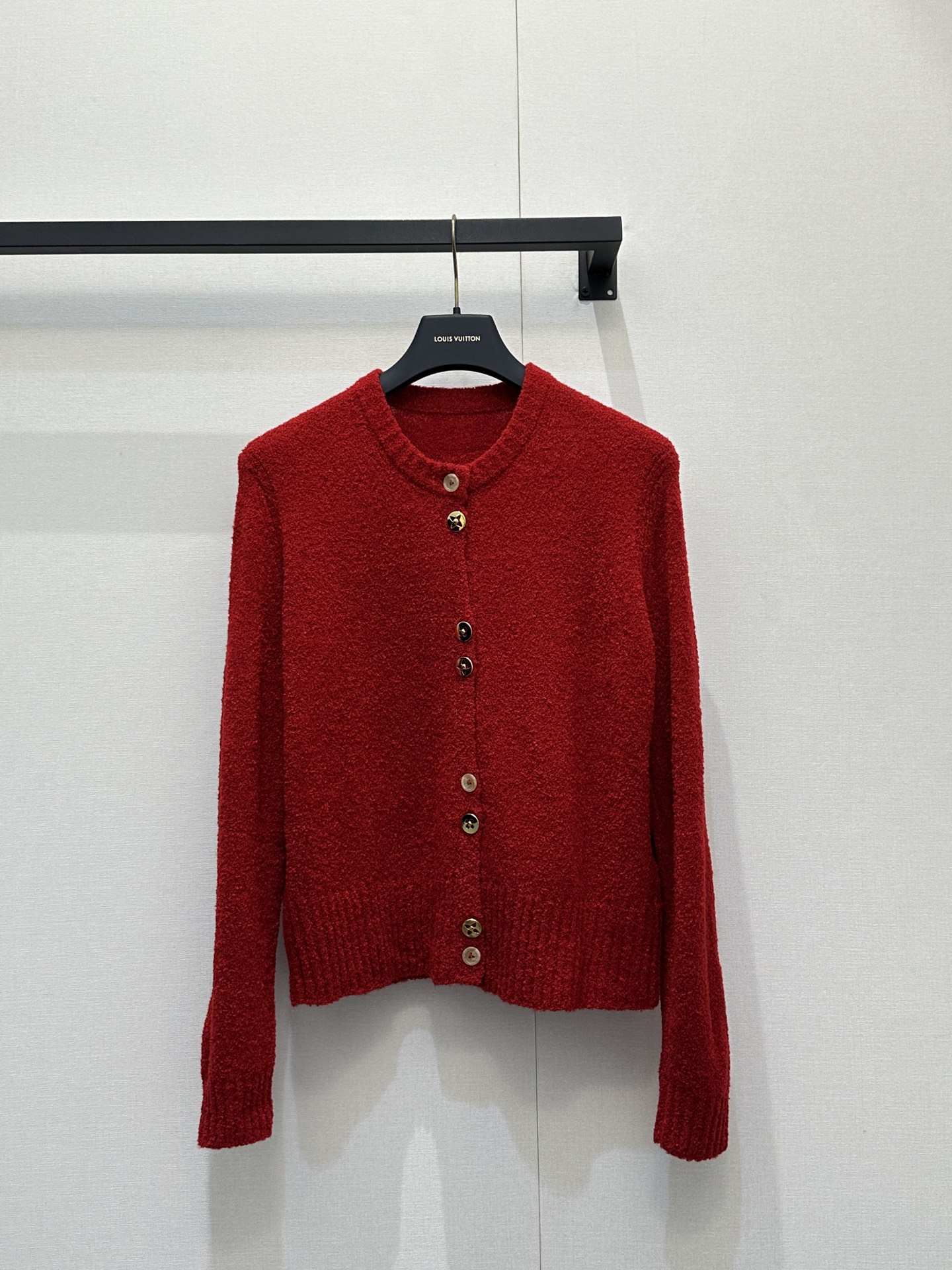 NO:734505,Louis V*itt*n 26SS early spring new style metal single-row button short knitted cardigan丨Exclusively developed!  High quality production!  The main color is classic red and pure black, and the soft and skin-friendly wool blend fabric is selected, which is delicate and warm to the touch. The placket is embellished with iconic metal buttons, which is both recognizable and textured; the short silhouette and slightly loose tailoring can cleverly optimize the body proportions.  , to create an elegant waistline. It can be worn alone to show a neat temperament, or can be worn with a suspender or a shirt to add a sense of layering. It is a versatile item that is both practical and luxurious in the early spring wardrobe. Available in stock, S/M/L, large quantities, real shots,, louis  vuitton,shirts,19860909Louis V*itt*n 26SS早春新款 金属单排纽扣短款针织开衫丨独家开发！高版出品！以经典正红与纯黑为主调,甄选软糯亲肤的羊毛混纺面料,触感细腻温暖.门襟点缀标志性金属纽扣,兼具辨识度与质感；短款廓形搭配微宽松剪裁,能巧妙优化身材比例,打造优雅腰线.既可单穿展现利落气质,也能内搭吊带或衬衫增加层次感,是早春衣橱里兼具实用性与奢华感的百搭单品.现货发售S/M/L大货实拍,,louis vuitton,shirts,,Women's clothing