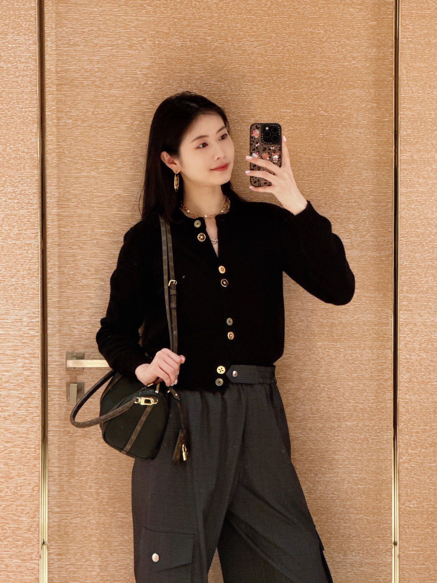 NO:734500,Louis V*itt*n 26SS early spring new style metal single-row button short knitted cardigan丨Exclusively developed!  High quality production!  The main color is classic red and pure black, and the soft, waxy and skin-friendly wool blend fabric is selected, which is delicate and warm to the touch. The placket is embellished with iconic metal buttons, which is both recognizable and textured; the short silhouette and slightly loose tailoring can cleverly optimize the figure.  The proportions create an elegant waistline. It can be worn alone to show a neat temperament, or it can be worn with a suspender belt or a shirt to add a sense of layering. It is a versatile item that is both practical and luxurious in the early spring wardrobe. Available now in S/M/L, Louis  vuitton,shirts,19860909Louis V*itt*n 26SS早春新款 金属单排纽扣短款针织开衫丨独家开发！高版出品！以经典正红与纯黑为主调,甄选软糯亲肤的羊毛混纺面料,触感细腻温暖.门襟点缀标志性金属纽扣,兼具辨识度与质感；短款廓形搭配微宽松剪裁,能巧妙优化身材比例,打造优雅腰线.既可单穿展现利落气质,也能内搭吊带或衬衫增加层次感,是早春衣橱里兼具实用性与奢华感的百搭单品.现货发售S/M/L,,louis vuitton,shirts,,Women's clothing