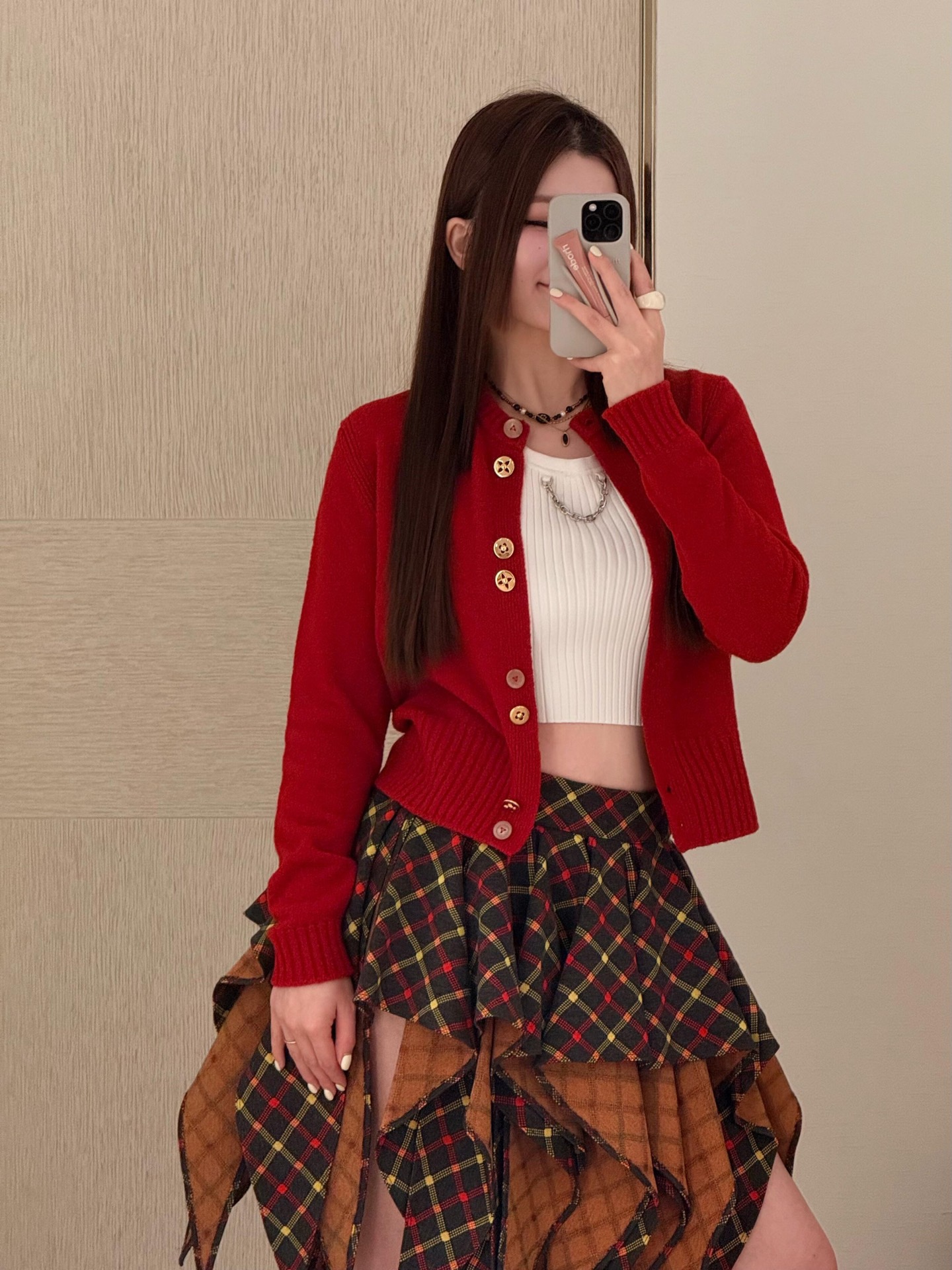 NO:734511,Louis V*itt*n 26SS early spring new style metal single-row button short knitted cardigan丨Exclusively developed!  High quality production!  The main color is classic red and pure black, and the soft, waxy and skin-friendly wool blend fabric is selected, which is delicate and warm to the touch. The placket is embellished with iconic metal buttons, which is both recognizable and textured; the short silhouette and slightly loose tailoring can cleverly optimize the figure.  The proportions create an elegant waistline. It can be worn alone to show a neat temperament, or it can be worn with a suspender belt or a shirt to add a sense of layering. It is a versatile item that is both practical and luxurious in the early spring wardrobe. Available now in S/M/L, Louis  vuitton,shirts,19860909Louis V*itt*n 26SS早春新款 金属单排纽扣短款针织开衫丨独家开发！高版出品！以经典正红与纯黑为主调,甄选软糯亲肤的羊毛混纺面料,触感细腻温暖.门襟点缀标志性金属纽扣,兼具辨识度与质感；短款廓形搭配微宽松剪裁,能巧妙优化身材比例,打造优雅腰线.既可单穿展现利落气质,也能内搭吊带或衬衫增加层次感,是早春衣橱里兼具实用性与奢华感的百搭单品.现货发售S/M/L,,louis vuitton,shirts,,Women's clothing