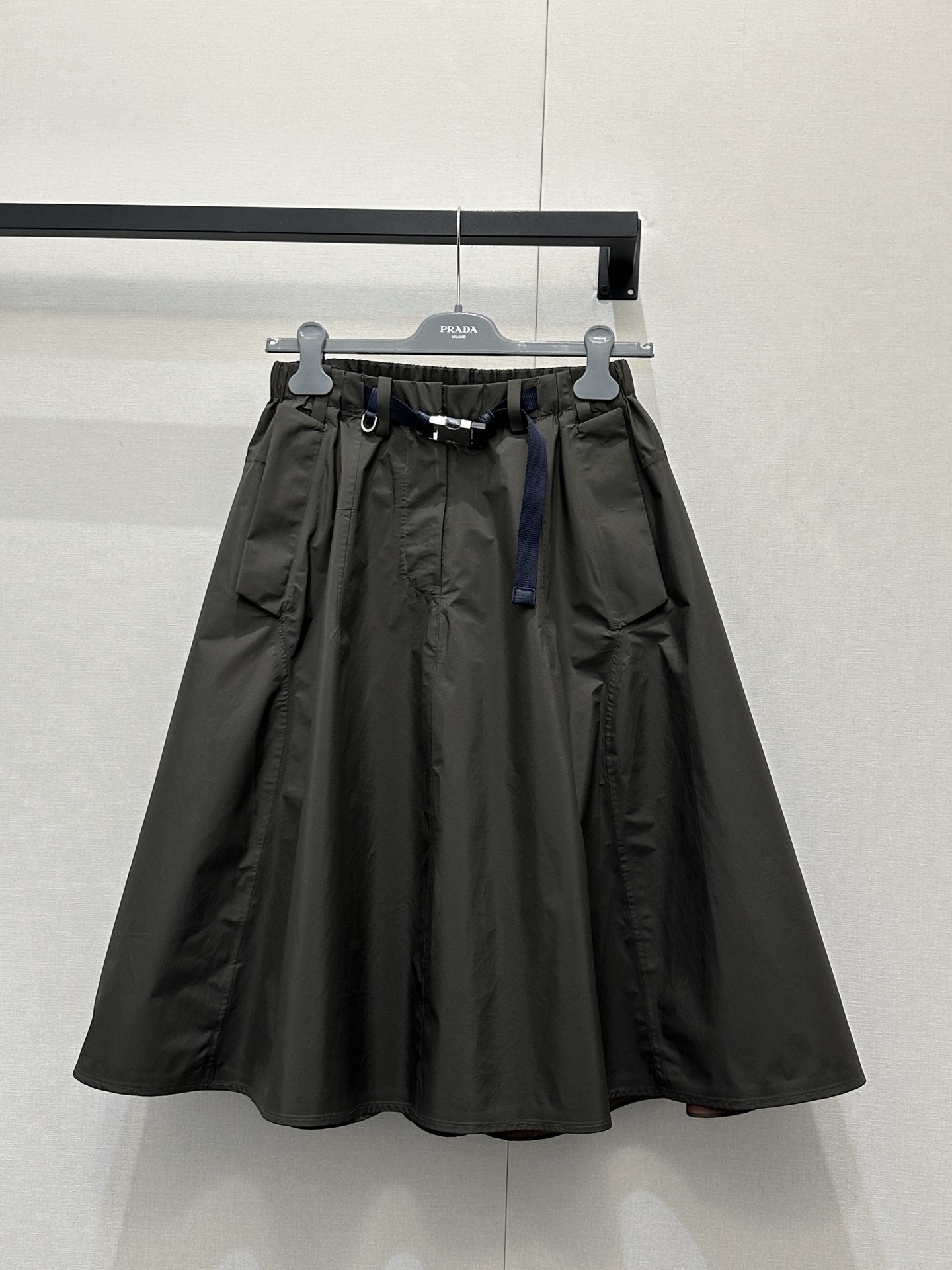 NO:734515,Prad* 26Ss early spring new brown belt nylon pocket skirt丨Exclusively developed!  Restore Yb inside the film are all produced by high-end craftsmanship lamination!  Made of iconic regenerated nylon fabric, the caramel brown tone with matte texture is retro and high-end, and its stiff and anti-wrinkle characteristics are suitable for wearing in many scenes. The detachable nylon belt with metal buckle at the waist can not only freely adjust the waistline to outline a neat waistline, but also can be removed and switched at will to change the style; the classic A-line silhouette is cut from the waist to the hip  Naturally draped, the golden length modifies the leg shape. Whether you pair it with a sweater from the same series to create a commuting look, or mix it with a short jacket to unlock street style, you can easily create an elegant style in early spring. Available now, S/M/L, large quantities, real shots, prada, skirts, jackets  & coats,gold,19860909Prad* 26Ss早春新款 褐色腰带尼龙口袋半身裙丨独家开发！还原Yb里片都是工艺压胶顶级高版出品！标志性再生尼龙面料打造,哑光质感的焦糖褐色调复古又高级,挺括抗皱的特性适配多场景穿着.腰间可拆卸金属扣尼龙腰带,既能自由调节腰围勾勒利落腰线,又可随心拆卸切换穿搭风格；经典A字大摆剪裁从腰胯自然垂坠,黄金长度修饰腿型,无论是搭配同系列针织衫打造通勤造型,还是混搭短款外套解锁街头风格,都能轻松拿捏早春优雅格调.现货发售S/M/L大货实拍,,prada,skirts,jackets & coats,gold,,Women's clothing