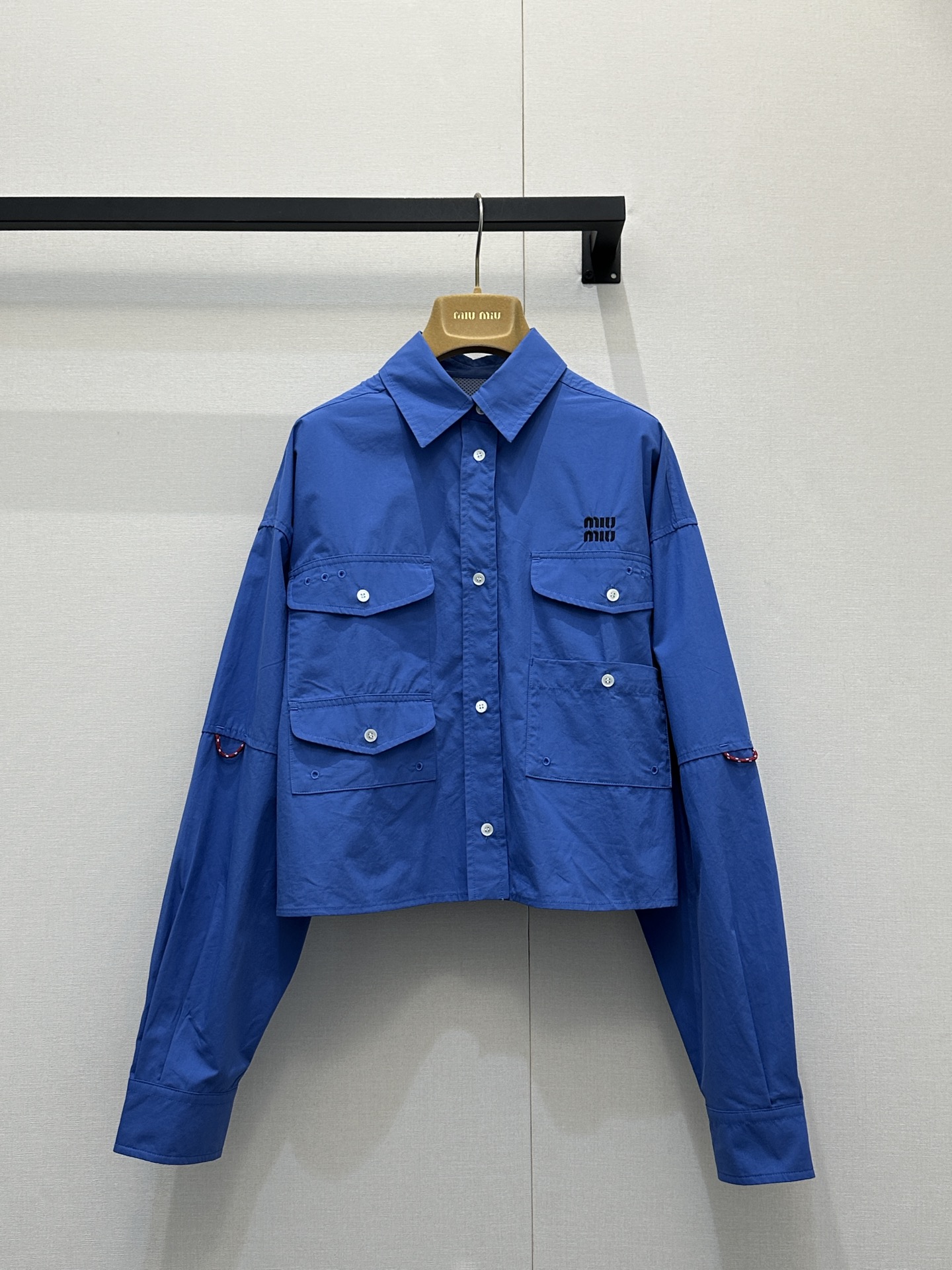 NO:734470,Miu M*u 26Ss new early spring Klein blue poplin shirt | Exclusively developed!  Top quality production!  The main tone is highly saturated Klein blue with great visual impact, which has the eye-catching attribute of spring. The crisp poplin fabric brings a delicate texture and drape, which is smooth to the touch without sacrificing the bones. The short cut and loose shoulder design cleverly enhance the waistline, visually elongate the proportion, and are very tolerant to various body shapes. The low-key brand letter embroidery on the chest highlights the exquisite style in the details; more  The integration of pocket workwear elements adds a bit of sweet and cool girlishness to the whole. Whether it is paired with a white skirt of the same series to create a college-style suit, or layered with a vest and wide-leg pants to transform into a hot girl on the street, you can easily control it. It is an indispensable bright color in the early spring wardrobe. Ready-made S/M/L large quantities of real photos, miumiu, skirts, shirts,19860909Miu M*u 26Ss早春新款 克莱因蓝府绸衬衫丨独家开发！顶级高版出品！以极具视觉冲击力的高饱和克莱因蓝为主调,自带春日吸睛属性.挺括的府绸面料带来细腻的肌理感与垂坠感,触感顺滑又不失筋骨.短款剪裁搭配宽松落肩设计,巧妙提升腰线,视觉上拉长比例,对各种身形都极具包容性.胸前低调的品牌字母刺绣,在细节处彰显精致格调；多口袋工装元素的融入,又为整体增添了几分甜酷的少女感.无论是搭配同系列白色短裙打造学院风套装,还是叠穿背心、搭配阔腿裤变身街头辣妹,都能轻松驾驭,是早春衣橱里不可或缺的一抹亮色.现货发售S/M/L大货实拍,,miumiu,skirts,shirts,,Women's clothing