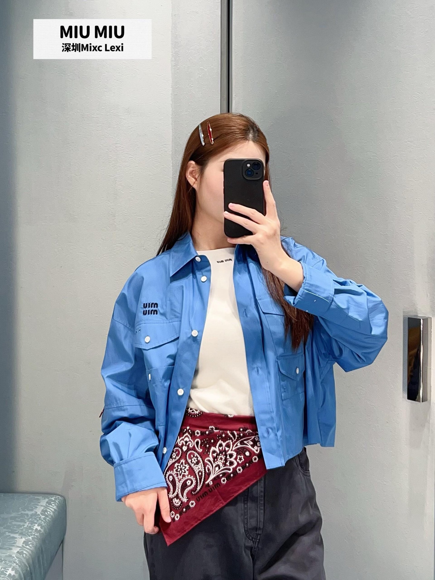 NO:734476,Miu M*u 26Ss new early spring Klein blue poplin shirt | Exclusively developed!  Top quality production!  The main tone is highly saturated Klein blue with great visual impact, which has its own spring eye-catching attributes. The crisp poplin fabric brings a delicate texture and drape, which is smooth to the touch without sacrificing the muscles. The short cut is paired with a loose shoulder design, which cleverly enhances the waistline, visually lengthens the proportion, and is very tolerant to various body shapes. The low-key brand letter embroidery on the chest highlights the exquisite style in the details.  ; The integration of multi-pocket workwear elements adds a bit of sweet and cool girlishness to the whole. Whether it is paired with a white skirt from the same series to create a college-style suit, or layered with a vest and wide-leg pants to transform into a street hottie, you can easily control it. It is an indispensable bright color in your early spring wardrobe. Ready for sale S/M/L,, miumiu, skirts, shirts,19860909Miu M*u 26Ss早春新款 克莱因蓝府绸衬衫丨独家开发！顶级高版出品！以极具视觉冲击力的高饱和克莱因蓝为主调,自带春日吸睛属性.挺括的府绸面料带来细腻的肌理感与垂坠感,触感顺滑又不失筋骨.短款剪裁搭配宽松落肩设计,巧妙提升腰线,视觉上拉长比例,对各种身形都极具包容性.胸前低调的品牌字母刺绣,在细节处彰显精致格调；多口袋工装元素的融入,又为整体增添了几分甜酷的少女感.无论是搭配同系列白色短裙打造学院风套装,还是叠穿背心、搭配阔腿裤变身街头辣妹,都能轻松驾驭,是早春衣橱里不可或缺的一抹亮色.现货发售S/M/L,,miumiu,skirts,shirts,,Women's clothing