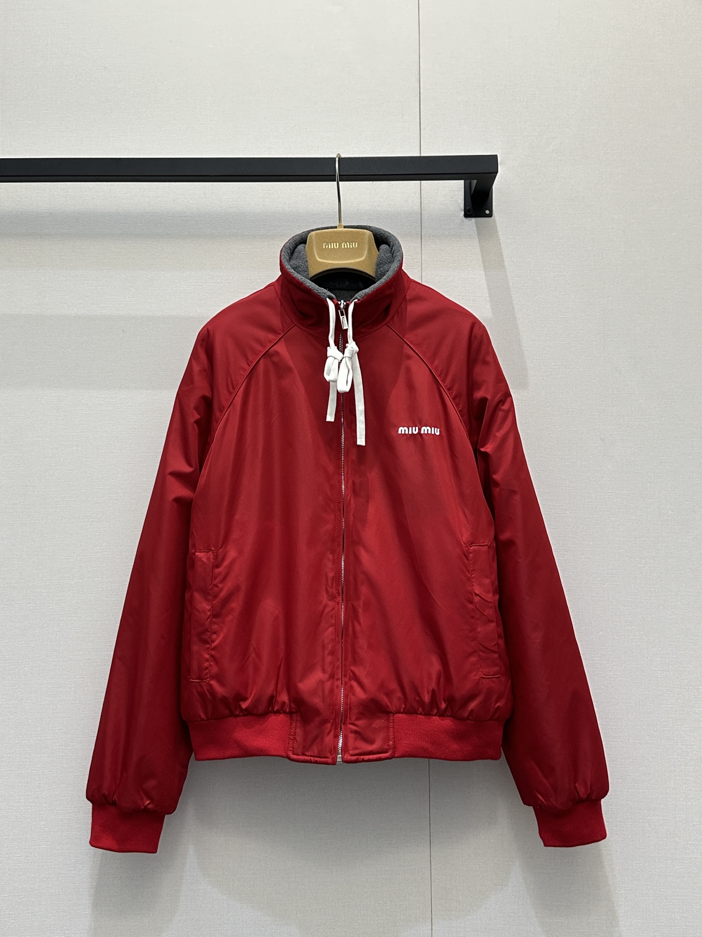 NO:734482,Miumi*25Fw new autumn and winter letter embroidered casual loose reversible lapel jacket丨Exclusively developed!  Top quality production!  The classic contrast of red and gray, one side is matte textured burgundy satin, neat and flamboyant; the other side is soft, skin-friendly charcoal gray polar fleece, gentle and lazy, unlocking two styles in one piece. The loose oversize version is super friendly to all body types, and the lapel with drawstring design adds a bit of casual and sexy. The miu letter embroidery on the chest is low-key and eye-catching, and is delicate.  The brand style is evident in every detail. Whether paired with a short skirt for a sweet and cool girl style, or paired with jeans for a casual everyday look, this double-sided jacket can be easily held in place. It is a versatile item in the autumn and winter wardrobe ~ Ready for sale S/M/L, large quantities, real shots, miumiu, versace, skirts, jeans, jackets  & coats,jackets & coats,19860909Miumi*25Fw秋冬新款 字母刺绣休闲宽松两面可穿翻领夹克外套丨独家开发！顶级高版出品！红与灰的经典撞色,一面是哑光质感的酒红缎面,利落又张扬；一面是软糯亲肤的炭灰摇粒绒,温柔又慵懒,一件解锁两种风格.宽松的oversize版型对各种身材都超友好,翻领搭配抽绳设计添了几分休闲随性感,胸口的miu字母刺绣低调又点睛,细节处尽显品牌格调.无论是搭短裙走甜酷辣妹风,还是配牛仔裤打造休闲日常感,这件双面夹克都能轻松hold住,是秋冬衣橱里的百搭王炸单品～现货发售S/M/L大货实拍,,miumiu,versace,skirts,jeans,jackets & coats,jackets & coats,,Women's clothing