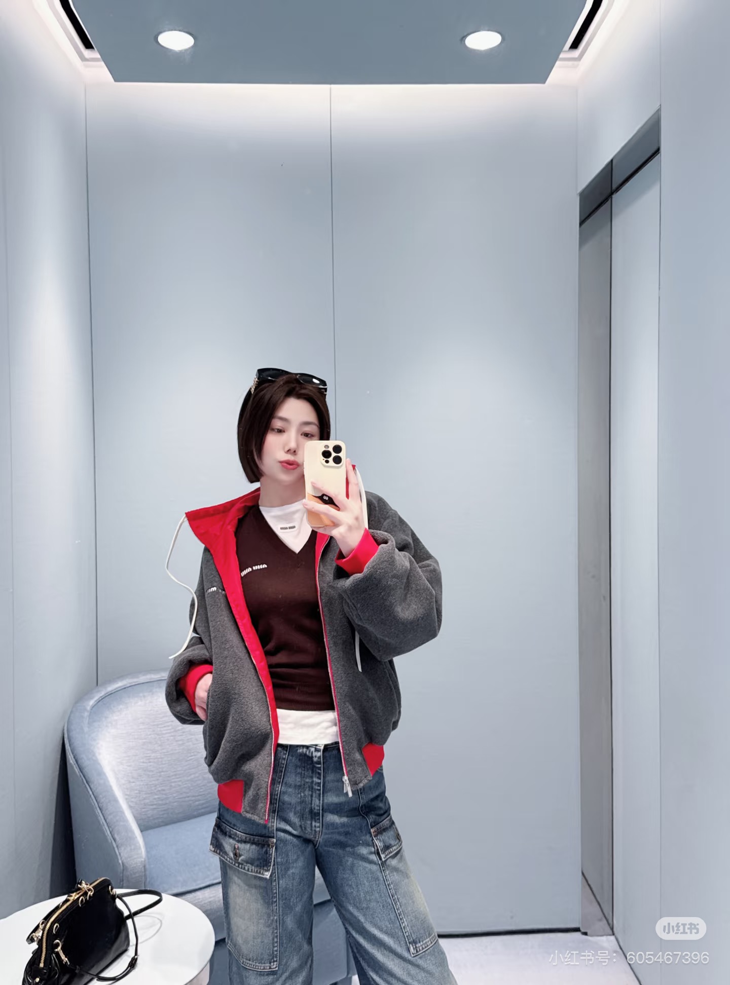 NO:734488,Miumi*25Fw new autumn and winter letter embroidered casual loose reversible lapel jacket丨Exclusively developed!  Top quality production!  The classic contrast of red and gray, one side is matte textured burgundy satin, neat and flamboyant; the other side is soft, skin-friendly charcoal gray polar fleece, gentle and lazy, one piece unlocks two styles. The loose oversize version is super friendly to all body types, the lapel with drawstring design adds a bit of casual and sexy, and the miu letter embroidery on the chest is low-key and eye-catching  , every detail shows the brand style. Whether worn with a short skirt for a sweet and cool girl style, or paired with jeans for a casual everyday feel, this double-sided jacket can be easily held in place. It is a versatile item in the autumn and winter wardrobe ~ ready for sale S/M/L,,miumiu,versace,skirts,jeans,jackets  & coats,jackets & coats,19860909Miumi*25Fw秋冬新款 字母刺绣休闲宽松两面可穿翻领夹克外套丨独家开发！顶级高版出品！红与灰的经典撞色,一面是哑光质感的酒红缎面,利落又张扬；一面是软糯亲肤的炭灰摇粒绒,温柔又慵懒,一件解锁两种风格.宽松的oversize版型对各种身材都超友好,翻领搭配抽绳设计添了几分休闲随性感,胸口的miu字母刺绣低调又点睛,细节处尽显品牌格调.无论是搭短裙走甜酷辣妹风,还是配牛仔裤打造休闲日常感,这件双面夹克都能轻松hold住,是秋冬衣橱里的百搭王炸单品～现货发售S/M/L,,miumiu,versace,skirts,jeans,jackets & coats,jackets & coats,,Women's clothing