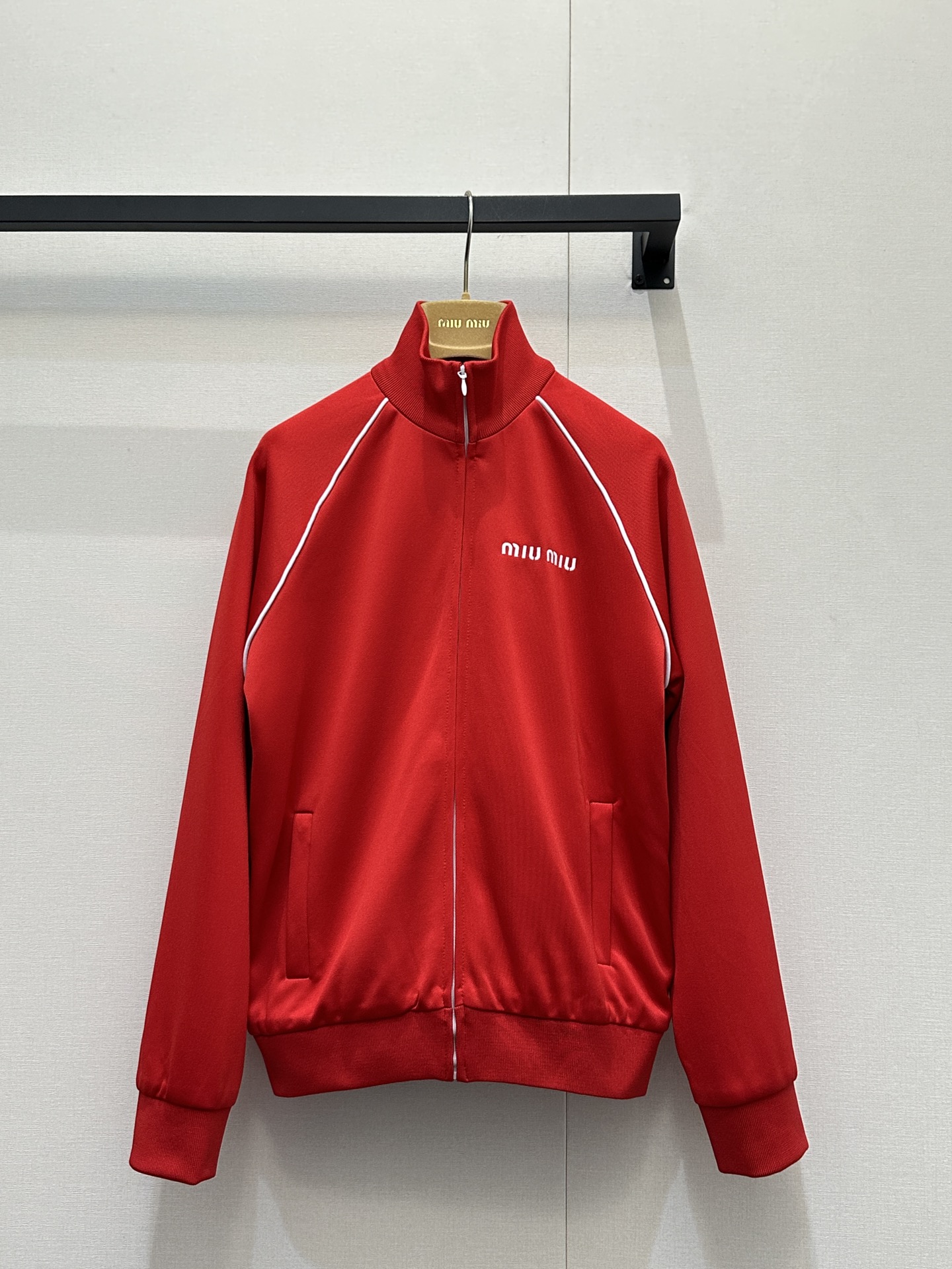 NO:734493,(Coat) This set of Miu Miu knitted jacket and trousers has a casual and sports style design, with a white drawstring, which is full of sporty yet elegant. Soft knitted fabric, comfortable and close-fitting to wear, and the waist drawstring can be freely adjusted to easily show the waistline. The white stripe embellishment enhances the visual layering, and is suitable for daily casual or street style! Miu Miu's classic and playful style is a must-have for girls with personality. Available now in S/M/L!  Recommend a set to buy real-life photos, miumiu, jackets & coats,19860909（外套） 这套Miu Miu针织外套长裤休闲运动风设计,搭配白色抽绳,运动感满满又不失优雅.柔软针织面料,穿着舒适贴身,腰部抽绳可自由调节,轻松展现腰线.白条边点缀,视觉层次感UP,日常休闲或街头风都很适合!Miu Miu经典俏皮风格,个性女孩必入现货发售S/M/L！推荐一套入大货实拍,,miumiu,jackets & coats,,Women's clothing