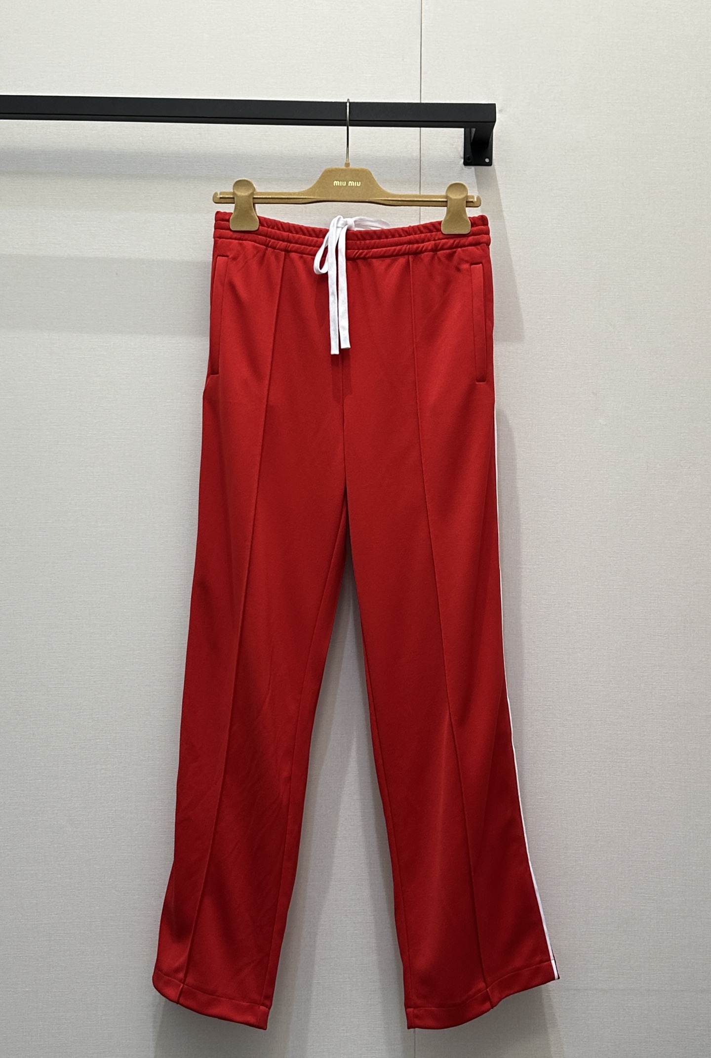 NO:734503,(Trousers) This set of Miu Miu knitted jacket and trousers has a casual and sports style design, with a white drawstring, which is full of sportiness yet elegant. Soft knitted fabric, comfortable and close-fitting to wear, and the waist drawstring can be freely adjusted to easily show the waistline. The white strips are embellished, and the visual layering is improved. It is suitable for daily casual or street style! Miu Miu's classic and playful style is a must-have for girls with personality. Available now in S/M/L!  Recommend a set to buy real-life photos, miumiu, jackets & coats,19860909（长裤） 这套Miu Miu针织外套长裤休闲运动风设计,搭配白色抽绳,运动感满满又不失优雅.柔软针织面料,穿着舒适贴身,腰部抽绳可自由调节,轻松展现腰线.白条边点缀,视觉层次感UP,日常休闲或街头风都很适合!Miu Miu经典俏皮风格,个性女孩必入现货发售S/M/L！推荐一套入大货实拍,,miumiu,jackets & coats,,Women's clothing