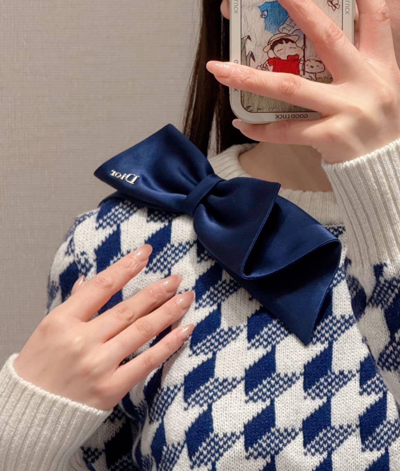 NO:735016,Di*r 26Ss early spring new bow houndstooth wool knitted sweater | Exclusively developed!  Top quality production!  It is based on the classic blue and white houndstooth pattern and incorporates the iconic satin bow decoration, injecting a sense of smartness and playfulness into the retro elegance. The fine wool blended fabric is selected to be soft and warm to the touch. The round neck is cut to fit neatly, and the ribbed edge design enhances wearing comfort and style layering.  .Whether it is paired with a skirt to create a sweet and trendy style, or paired with shorts to create a relaxed and fashionable feel, it can become an eye-catching item that is both recognizable and practical in the early spring wardrobe. Available in stock S/M/L,,skirts,shorts,sweaters,19860909Di*r 26Ss早春新款 蝴蝶结千鸟格羊毛针织毛衣丨独家开发！顶级高版出品！以经典蓝白千鸟格纹为基底,融入标志性的缎面蝴蝶结装饰,在复古优雅中注入灵动俏皮感.甄选细腻羊毛混纺面料,触感软糯保暖,圆领剪裁利落贴合,罗纹收边设计提升穿着舒适度与造型层次感.无论是搭配半裙打造甜美元气风,还是配短裤诠释松弛时髦感,都能成为早春衣橱里兼具辨识度与实穿性的吸睛单品.现货发售S/M/L,,skirts,shorts,sweaters,,Women's clothing