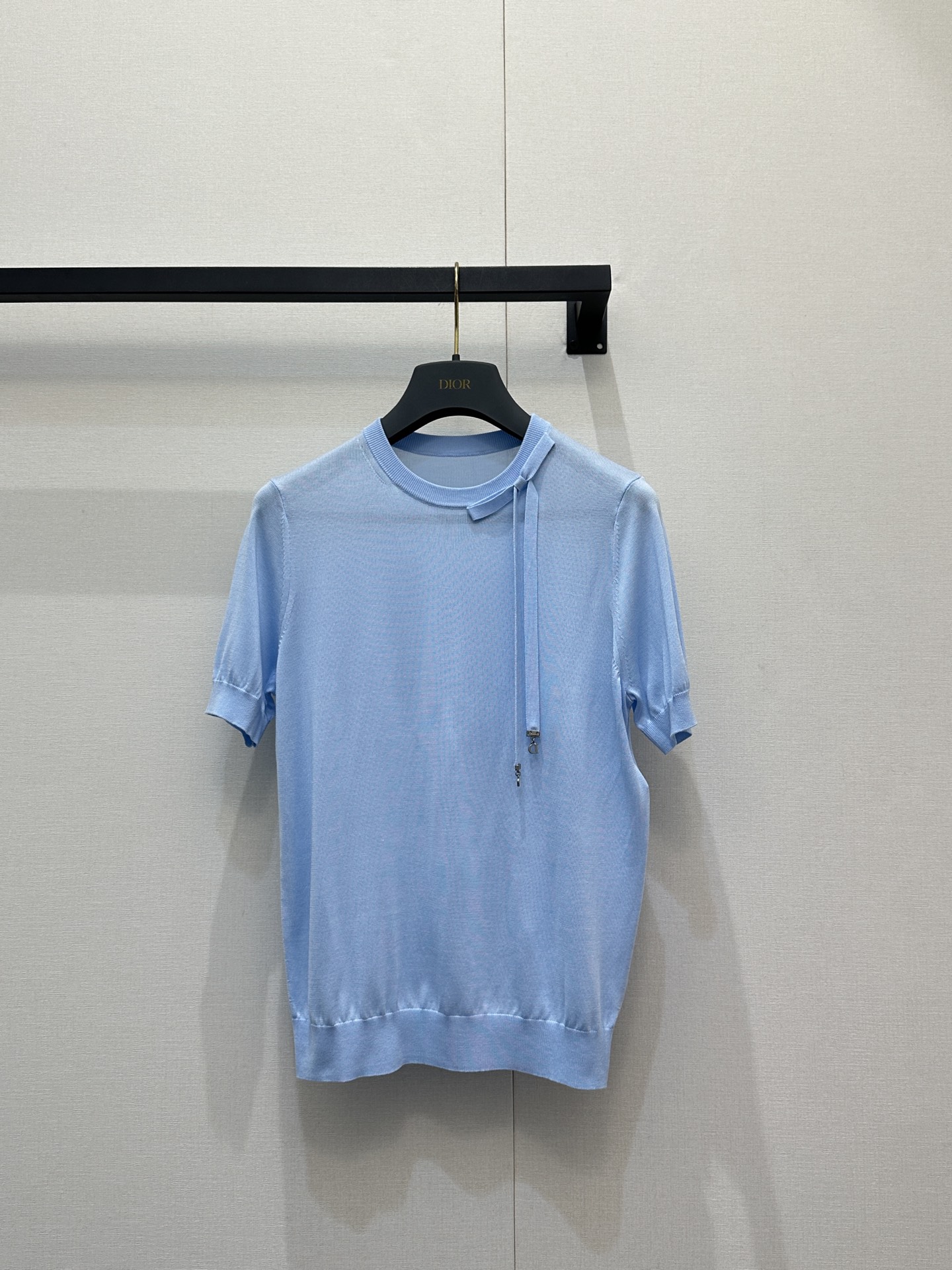 NO:735022,Di*r 26Ss new early spring bow silk knitted sweater | Exclusively developed!  Top quality production!  This color is super white and super healing. I like it so much. It incorporates the iconic clock bow decoration and injects a sense of smartness and playfulness into the retro elegance. It is made of fine silk fabric, which feels soft and cool to the touch. The round neck is tailored to fit neatly, and the ribbed edge design improves wearing comfort and style. Whether it is paired with a skirt to create a sweet and stylish style, or with pants or shorts.  Interpreting a relaxed and fashionable sense, it can become an eye-catching item that is both recognizable and practical in the early spring wardrobe. Available in stock, S/M/L, large quantities, real shots, skirts, shorts, sweaters,19860909Di*r 26Ss早春新款 蝴蝶结飘带蚕丝针织毛衣丨独家开发！顶级高版出品！这颜色超显白 超治愈 好喜欢 融入标志性的吊钟蝴蝶结装饰 在复古优雅中注入灵动俏皮感.甄选细腻蚕丝面料,触感软糯冰凉 圆领剪裁利落贴合,罗纹收边设计提升穿着舒适度与造型层次感.无论是搭配半裙打造甜美元气风,还是配长裤 短裤 诠释松弛时髦感,都能成为早春衣橱里兼具辨识度与实穿性的吸睛单品.现货发售S/M/L大货实拍,,skirts,shorts,sweaters,,Women's clothing