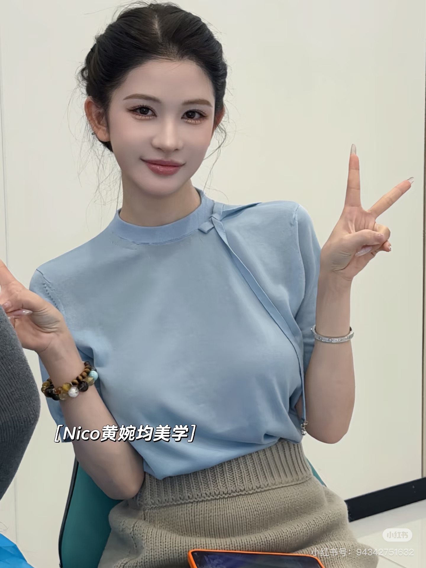 NO:735028,Di*r 26Ss new early spring bow silk knitted sweater | Exclusively developed!  Top quality production!  This color is super white and super healing. I like it so much. It incorporates the iconic clock bow decoration and injects a sense of smartness and playfulness into the retro elegance. It is made of fine silk fabric, which feels soft and cool to the touch. The round neck is tailored to fit neatly, and the ribbed edge design improves wearing comfort and style. Whether it is paired with a skirt to create a sweet and stylish style, or with pants or shorts.  Interpreting a relaxed and fashionable sense, it can become an eye-catching item that is both recognizable and practical in the early spring wardrobe. Available in stock, S/M/L,,skirts,shorts,sweaters,19860909Di*r 26Ss早春新款 蝴蝶结飘带蚕丝针织毛衣丨独家开发！顶级高版出品！这颜色超显白 超治愈 好喜欢 融入标志性的吊钟蝴蝶结装饰 在复古优雅中注入灵动俏皮感.甄选细腻蚕丝面料,触感软糯冰凉 圆领剪裁利落贴合,罗纹收边设计提升穿着舒适度与造型层次感.无论是搭配半裙打造甜美元气风,还是配长裤 短裤 诠释松弛时髦感,都能成为早春衣橱里兼具辨识度与实穿性的吸睛单品.现货发售S/M/L,,skirts,shorts,sweaters,,Women's clothing