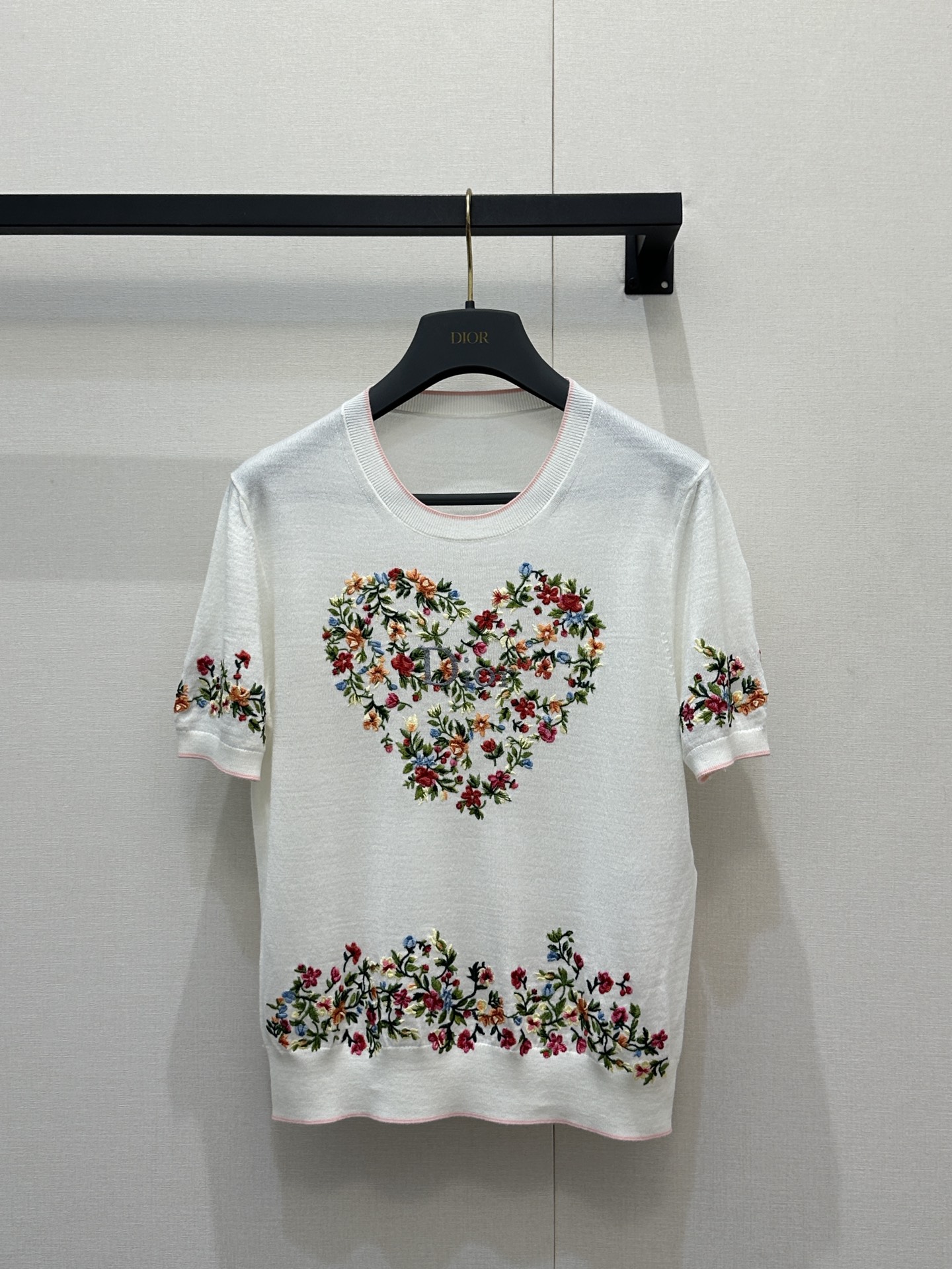 NO:735034,Dior's new spring and summer limited series, knitted short-sleeves with stunning flower patterns embroidery!  The quality of the cotton wool is superb!  Heavy Industry's multi-color positioning embroidery craft flower series is super beautiful. White and rich beauty is a must-have!  Luxurious high-end single product, classic and versatile style, elegant and age-reducing girlish style. It looks good with gauze skirt and jeans. In stock SML large quantities of real shots, dior, skirts, jeans, T-shirt,19860909Dior春夏新品限定系列,绝美花图案刺绣针织短袖！棉羊毛质量超赞！重工多色定位刺绣工艺花系列超美.白富美必入！奢华高级单品,经典百搭版型气质优雅减龄少女风.搭配纱裙牛仔裤都好看.现货SML大货实拍,,dior,skirts,jeans,T-shirt,,Women's clothing