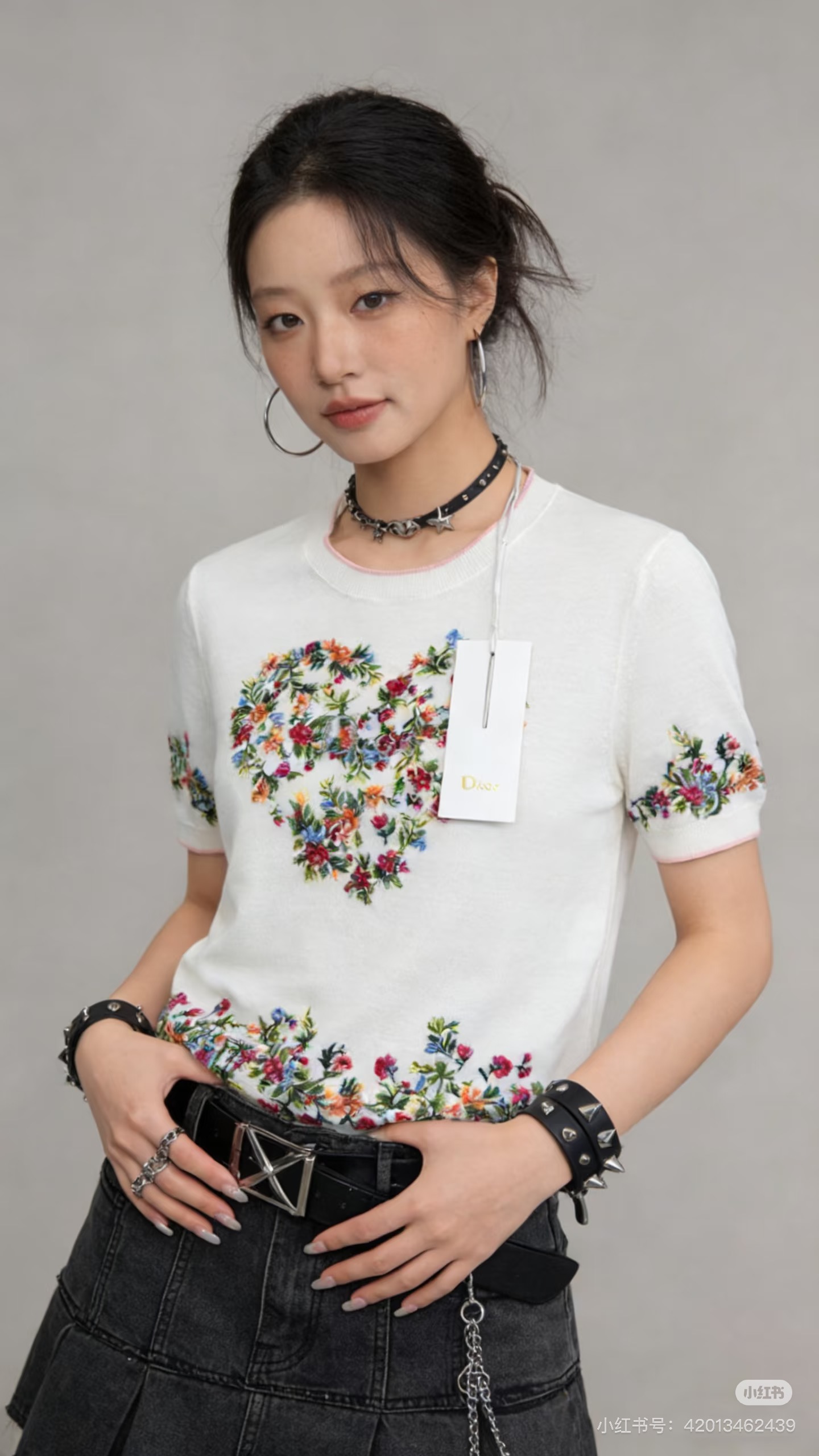 NO:734983,Dior's new spring and summer limited series, knitted short-sleeves with stunning flower patterns embroidery!  The quality of the cotton wool is superb!  Heavy Industry's multi-color positioning embroidery craft flower series is super beautiful. White and rich beauty is a must-have!  Luxurious high-end single product, classic and versatile version, elegant and age-reducing girl style. It looks good with gauze skirt and jeans. In stock, SML, dior, skirts, jeans, T-shirt,19860909Dior春夏新品限定系列,绝美花图案刺绣针织短袖！棉羊毛质量超赞！重工多色定位刺绣工艺花系列超美.白富美必入！奢华高级单品,经典百搭版型气质优雅减龄少女风.搭配纱裙牛仔裤都好看.现货SML,,dior,skirts,jeans,T-shirt,,Women's clothing