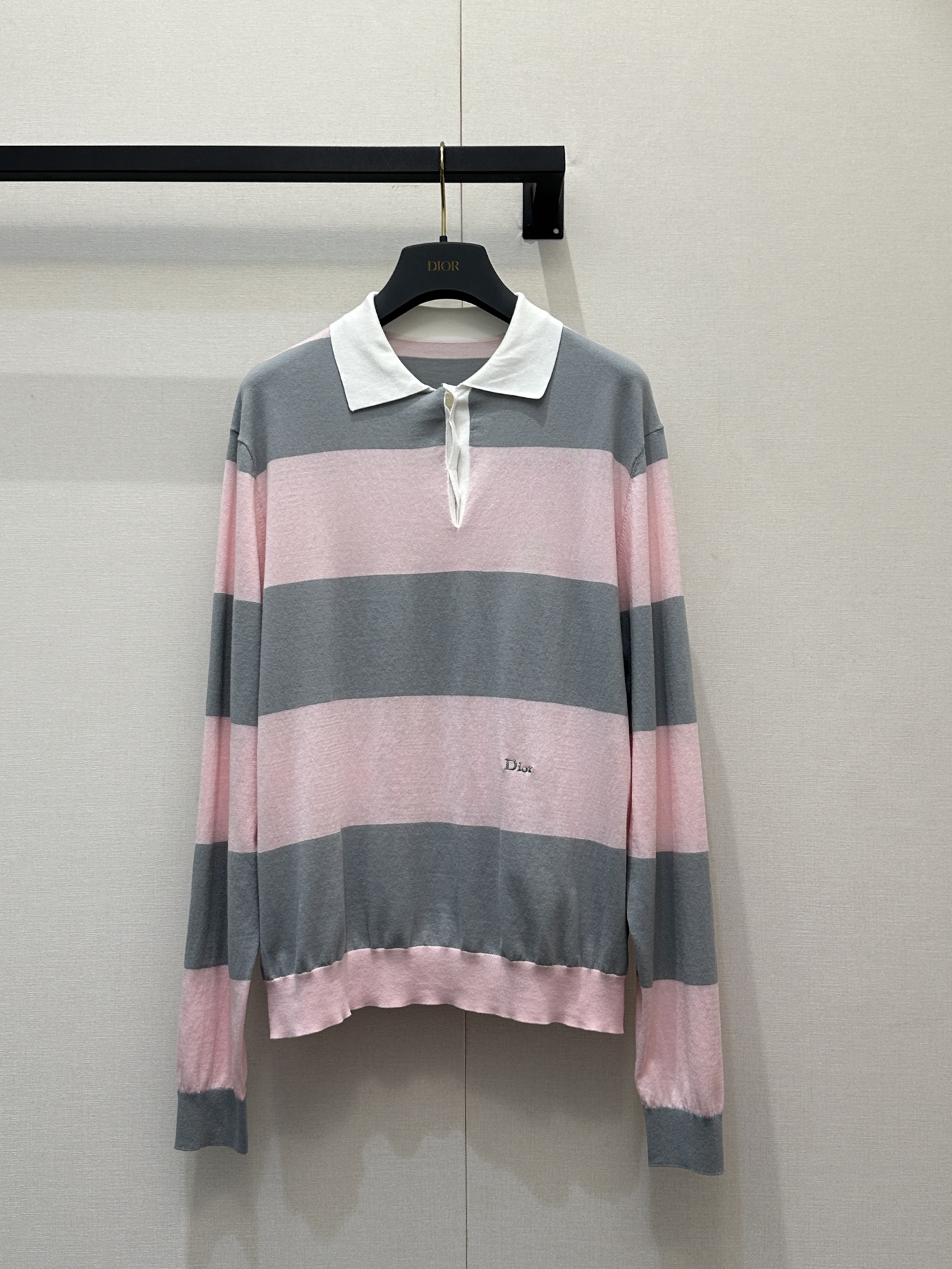 NO:735000,Dior 26SS early spring new product series // striped polo sweater original development and high version production!  The classic contrast stripes and iconic Polo collar design bring an elegant and intellectual temperament; the side of the body is embellished with exquisite CD embroidery logo, the craftsmanship is exquisite, and the details enhance the overall style of the outfit. High-quality fine knitted fabric, soft to the touch and skin-friendly. Actual shot of SML's large goods,, dior,19860909Dior 26SS早春新品系列//条纹polo针织衫原版开发 高版出品！经典撞色条纹搭配标志性Polo领设计、自带优雅知性气质；衣身侧位点缀精致的CD刺绣logo,工艺细腻,细节处提升整体穿搭格调.高品质细针织面料,触感柔软亲肤.SML大货实拍,,dior,,Women's clothing