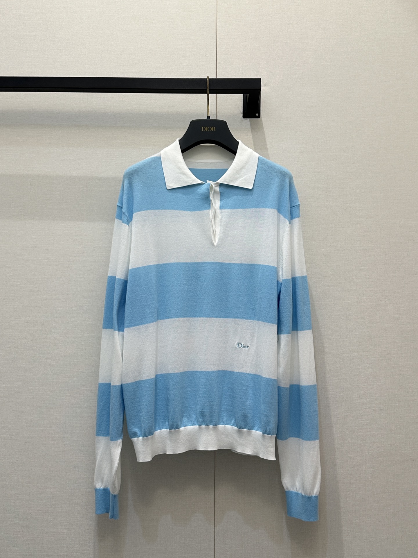 NO:734988,Dior 26SS early spring new product series // striped polo sweater original development and high version production!  The classic contrast stripes and iconic Polo collar design bring an elegant and intellectual temperament; the side of the body is embellished with exquisite CD embroidery logo, the craftsmanship is exquisite, and the details enhance the overall style of the outfit. High-quality fine knitted fabric, soft to the touch and skin-friendly. Actual shot of SML's large goods,, dior,19860909Dior 26SS早春新品系列//条纹polo针织衫原版开发 高版出品！经典撞色条纹搭配标志性Polo领设计、自带优雅知性气质；衣身侧位点缀精致的CD刺绣logo,工艺细腻,细节处提升整体穿搭格调.高品质细针织面料,触感柔软亲肤.SML大货实拍,,dior,,Women's clothing