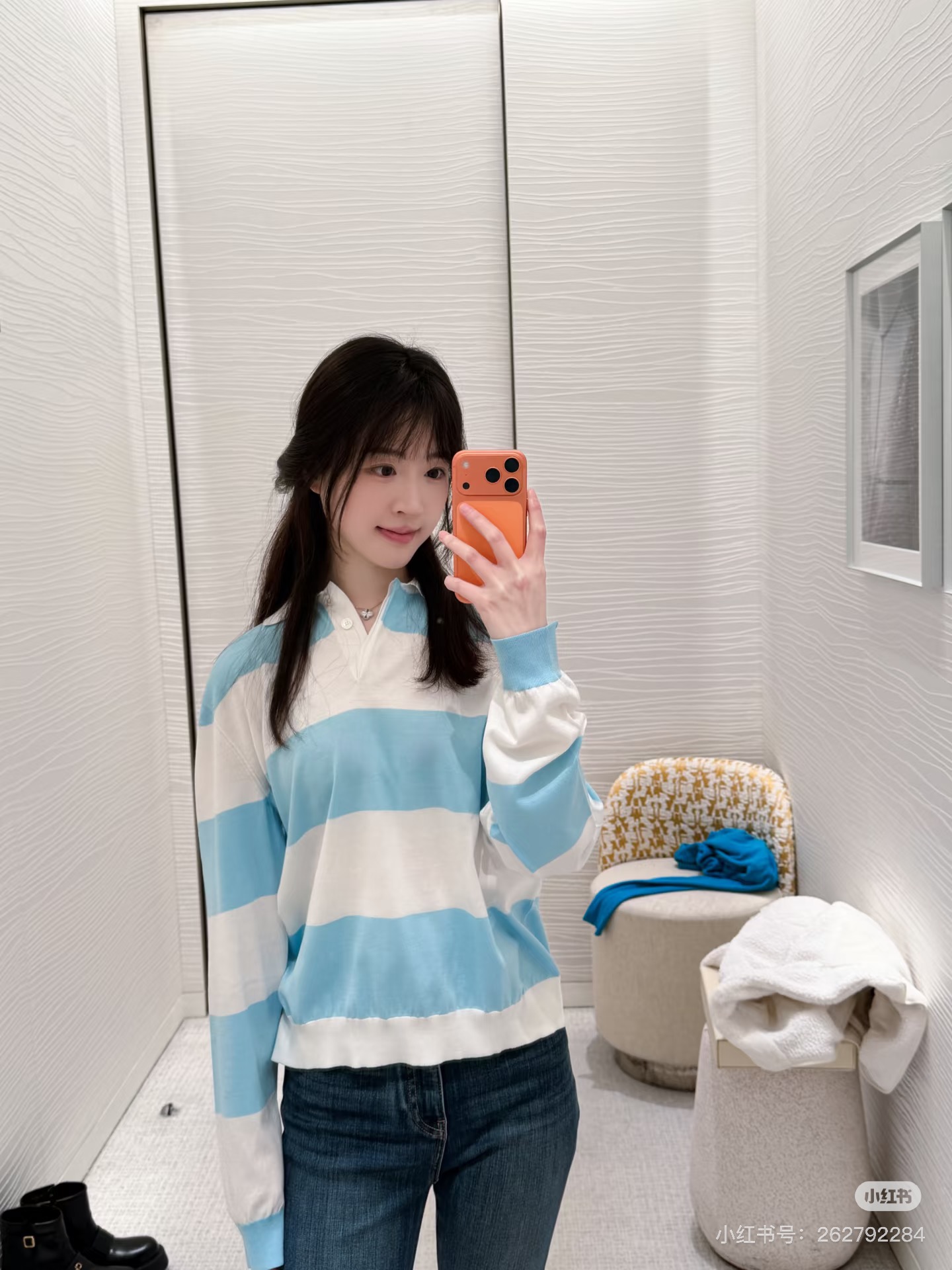 NO:734994,Dior 26SS early spring new product series // striped polo sweater original development and high version production!  The classic contrasting stripes and iconic Polo collar design bring an elegant and intellectual temperament; the side of the body is embellished with exquisite CD embroidery logo, the craftsmanship is exquisite, and the details enhance the overall style of the outfit. High-quality fine knitted fabric, soft to the touch and skin-friendly. SML,, dior,19860909Dior 26SS早春新品系列//条纹polo针织衫原版开发 高版出品！经典撞色条纹搭配标志性Polo领设计、自带优雅知性气质；衣身侧位点缀精致的CD刺绣logo,工艺细腻,细节处提升整体穿搭格调.高品质细针织面料,触感柔软亲肤.SML,,dior,,Women's clothing