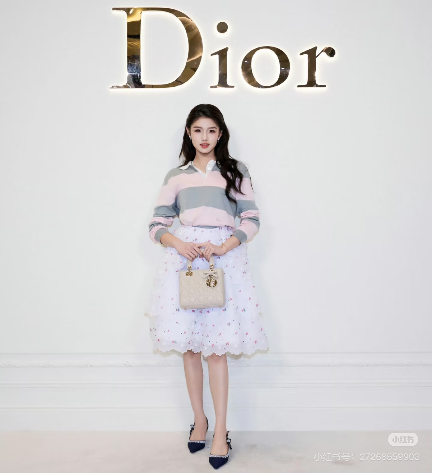 NO:735006,Dior 26SS early spring new product series // striped polo sweater original development and high version production!  The classic contrasting stripes and iconic Polo collar design bring an elegant and intellectual temperament; the side of the body is embellished with exquisite CD embroidery logo, the craftsmanship is exquisite, and the details enhance the overall style of the outfit. High-quality fine knitted fabric, soft to the touch and skin-friendly. SML,, dior,19860909Dior 26SS早春新品系列//条纹polo针织衫原版开发 高版出品！经典撞色条纹搭配标志性Polo领设计、自带优雅知性气质；衣身侧位点缀精致的CD刺绣logo,工艺细腻,细节处提升整体穿搭格调.高品质细针织面料,触感柔软亲肤.SML,,dior,,Women's clothing