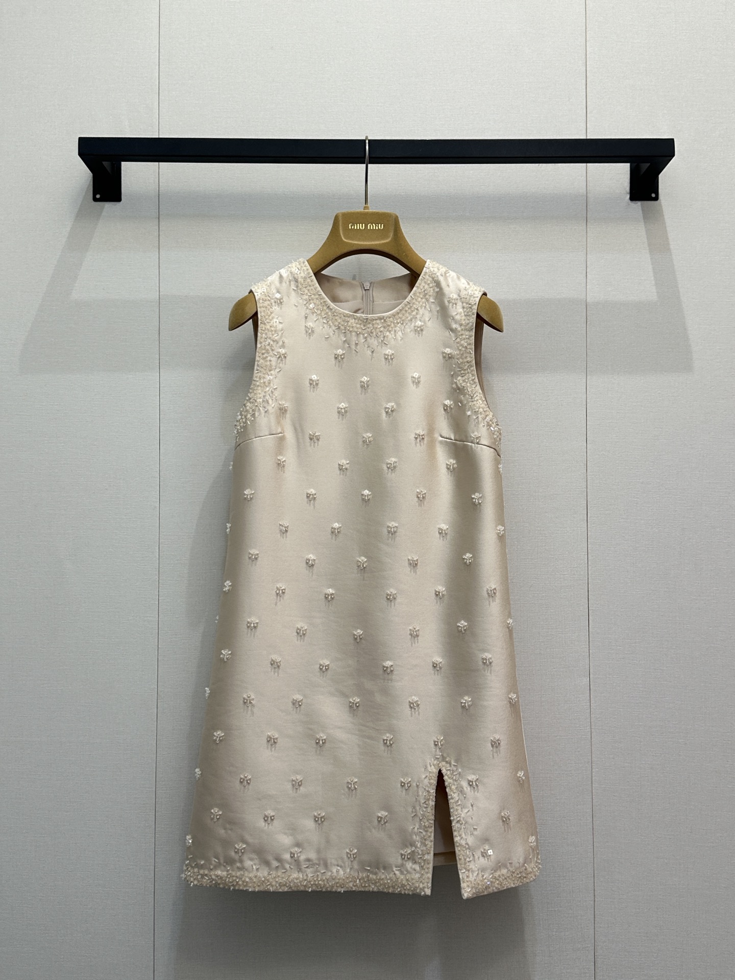 NO:735012,Miu Heavy Industry's custom-made diamond dress is made of hand-stitched sequins. The front and back are sewn with flower elements. It has a gentle and elegant atmosphere when worn alone. Exclusively customized imported yb material, simple and elegant!  A style that can be easily worn for daily commuting or casual outings!  1:1 Awesome version, the latest item in early spring, look for the exclusive high version, in stock, SML large goods, real shots,, miumiu, skirts,19860909Miu重工订钻连衣裙整件做手工缝钻亮片工艺,正反都做花朵元素缝钻设计,叠搭单穿都是自带温柔优雅气息～独家定制进口yb材质 简洁不失大方！日常通勤或休闲外出都能轻松自如驾驭的风格！1:1超赞版型,早春最新单品,认准独家高版本 现货 SML大货实拍,,miumiu,skirts,,Women's clothing