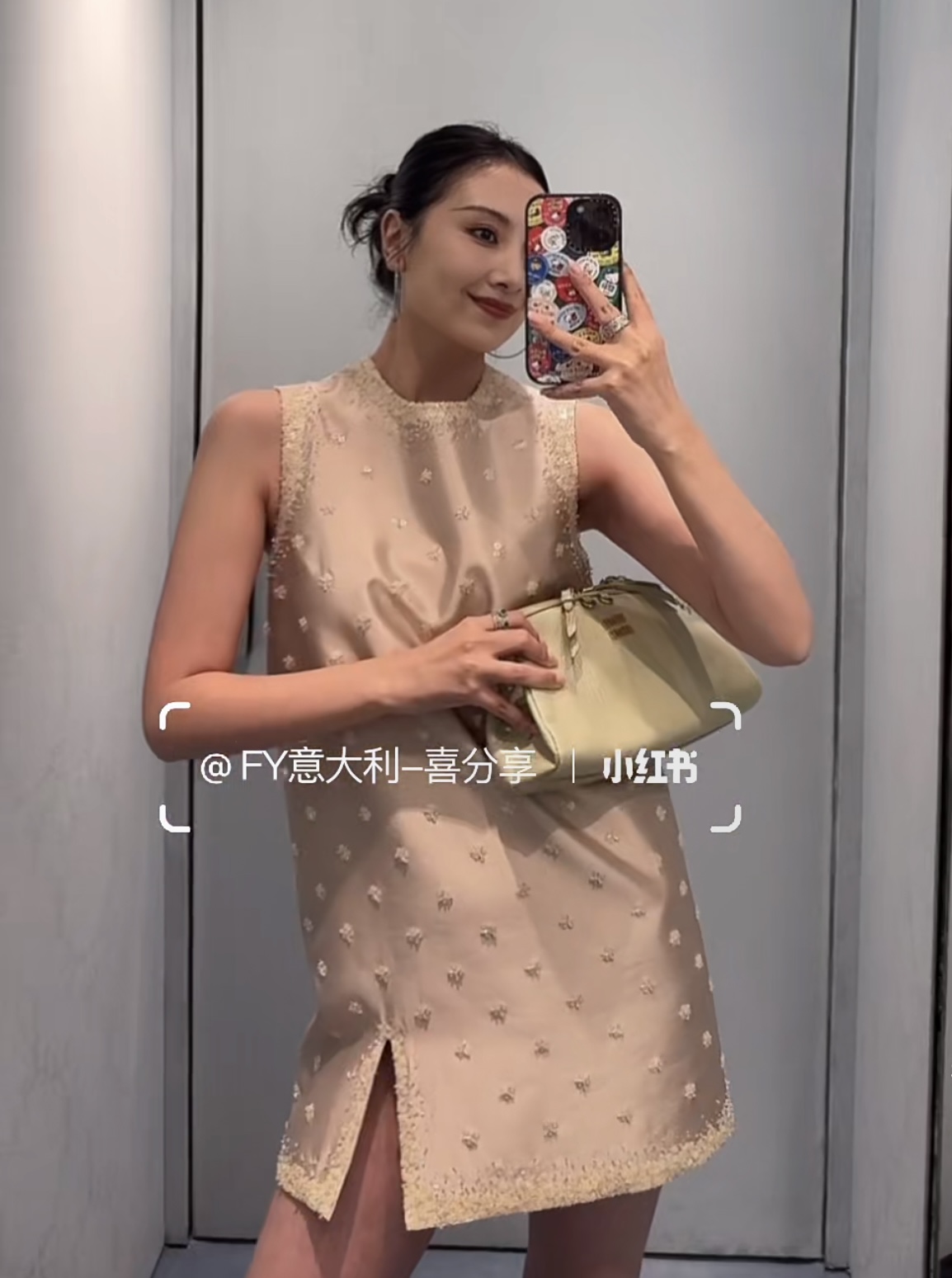 NO:735018,Miu Heavy Industry's custom-made diamond dress is made of hand-stitched sequins. The front and back are sewn with flower elements. It has a gentle and elegant atmosphere when worn alone. Exclusively customized imported yb material, simple and elegant!  A style that can be easily worn for daily commuting or casual outings!  1:1 awesome version, the latest item in early spring, look for the exclusive high version in stock SML,,miumiu,skirts,19860909Miu重工订钻连衣裙整件做手工缝钻亮片工艺,正反都做花朵元素缝钻设计,叠搭单穿都是自带温柔优雅气息～独家定制进口yb材质 简洁不失大方！日常通勤或休闲外出都能轻松自如驾驭的风格！1:1超赞版型,早春最新单品,认准独家高版本 现货 SML,,miumiu,skirts,,Women's clothing