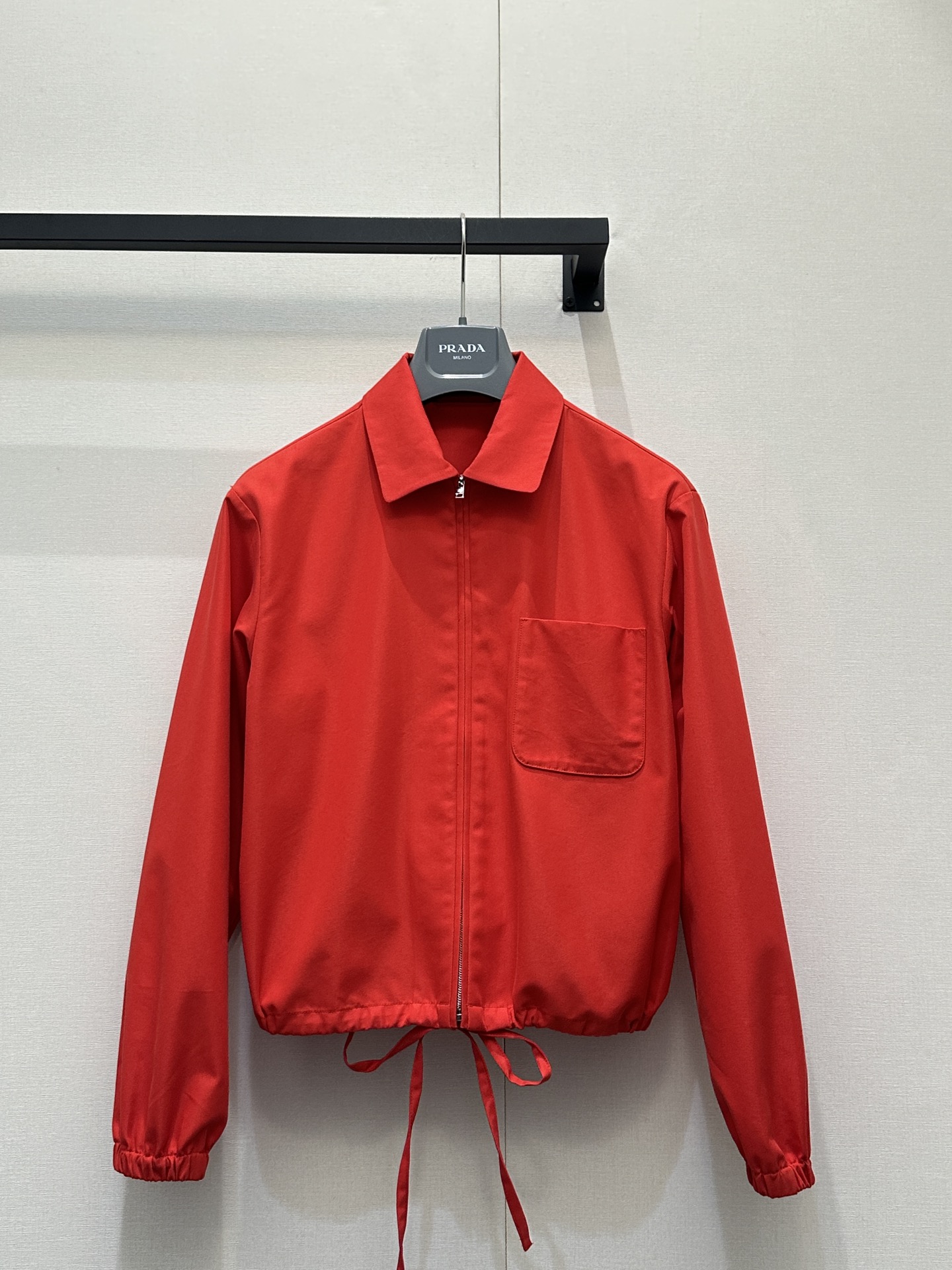 NO:735024,*26new Hem drawstring lapel zipper jacket is a classic lapel long-sleeved casual jacket style. The simple and elegant shape matches the holiday atmosphere in a true red color. The upper body is the same for men and women and does not conflict with it!  Exclusively customized imported yb cotton material, matched plated hardware with engraved logo accessories, the texture is amazing!  The three-dimensional cut and slightly wide upper body make the body slimmer and versatile and fashionable!  1:1 Awesome version, the latest items in early spring, look out for the exclusive high version SML real shots of large products, jackets & coats, jackets & coats,19860909*26new下摆抽绳翻领拉链夹克经典翻领长袖休闲外套版型,简洁大气的造型搭配节假日氛围气息满满的正红色,男女同款上身不违和！ 独家定制进口yb棉材质,对版电镀五金刻字logo配饰,质感超赞！立体剪裁微阔版型上身显瘦百搭时尚！1:1超赞版型,早春最新单品,认准独家高版本 SML大货实拍,,jackets & coats,jackets & coats,,Women's clothing