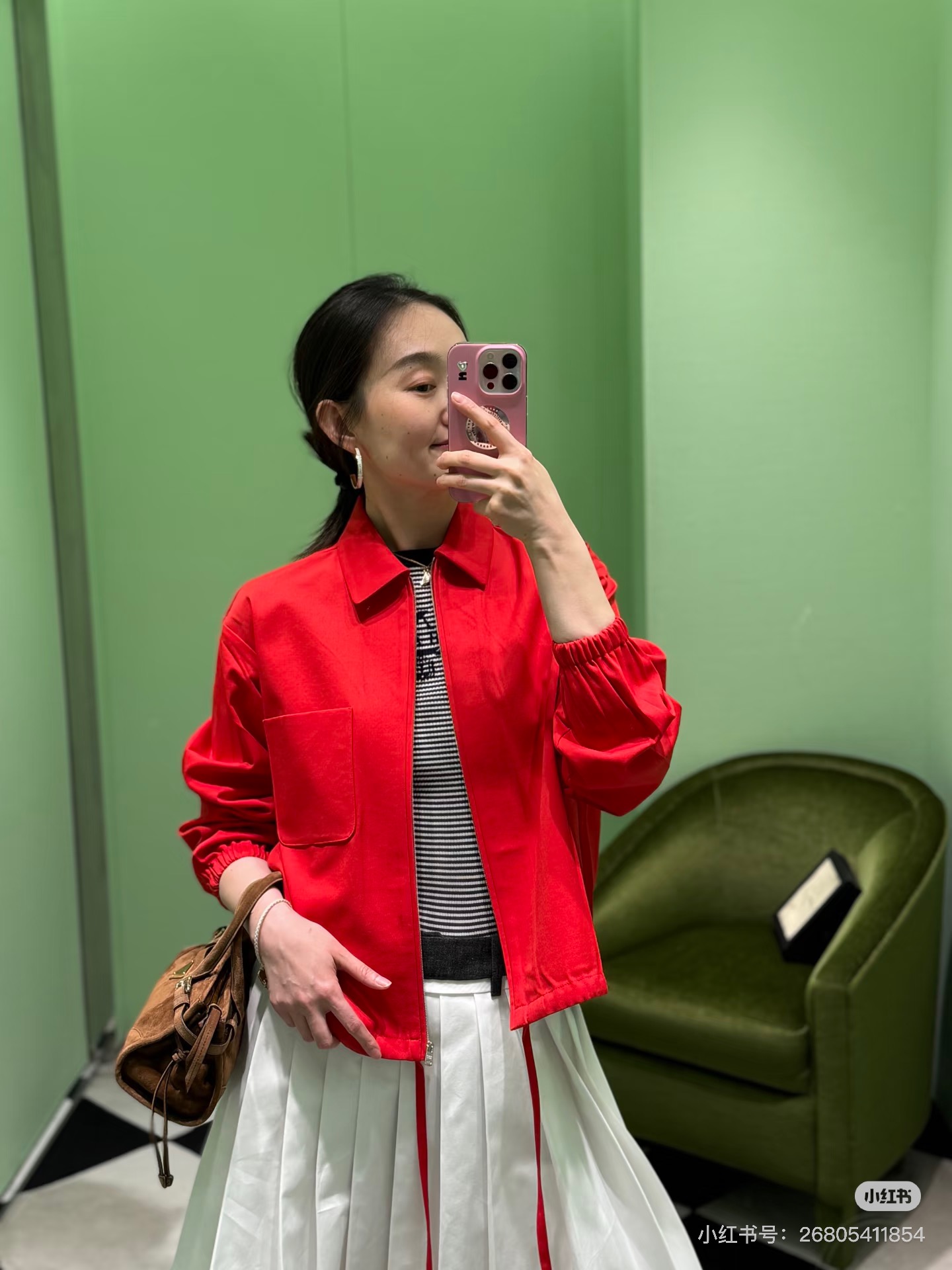 NO:735030,*26new Hem drawstring lapel zipper jacket is a classic lapel long-sleeved casual jacket style. The simple and elegant shape matches the holiday atmosphere in a true red color. The upper body is the same for men and women and does not conflict with it!  Exclusively customized imported yb cotton material, matched plated hardware with engraved logo accessories, the texture is amazing!  The three-dimensional cut and slightly wide upper body make the body slimmer and versatile and fashionable!  1:1 awesome version, the latest items in early spring, look out for the exclusive high version SML,,jackets & coats,jackets & coats,19860909*26new下摆抽绳翻领拉链夹克经典翻领长袖休闲外套版型,简洁大气的造型搭配节假日氛围气息满满的正红色,男女同款上身不违和！ 独家定制进口yb棉材质,对版电镀五金刻字logo配饰,质感超赞！立体剪裁微阔版型上身显瘦百搭时尚！1:1超赞版型,早春最新单品,认准独家高版本 SML,,jackets & coats,jackets & coats,,Women's clothing