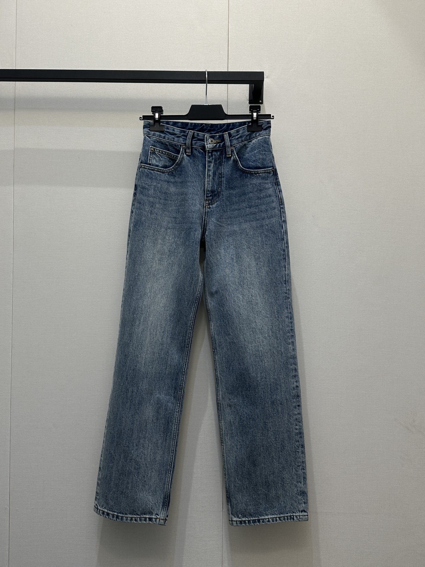 NO:735547,LOEW*2026SS New product series for early spring // Retro high-waisted denim trousers with high-waisted tailoring design, using heavy washed denim fabric, which has both stiffness and softness. After multiple stone-washing and distressing processes, it shows a natural snowflake texture and rich blue and white gradient, with a retro atmosphere. SML real shot of the goods,, loewe,19860909LOEW*2026SS 早春新品系列//复古高腰牛仔长裤高腰剪裁设计、选用重磅水洗牛仔面料,兼具挺括感与柔软度,经过多重石磨做旧工艺,呈现出自然的雪花纹理和层次丰富的蓝白渐变,自带复古氛围感.SML大货实拍,,loewe,,Women's clothing