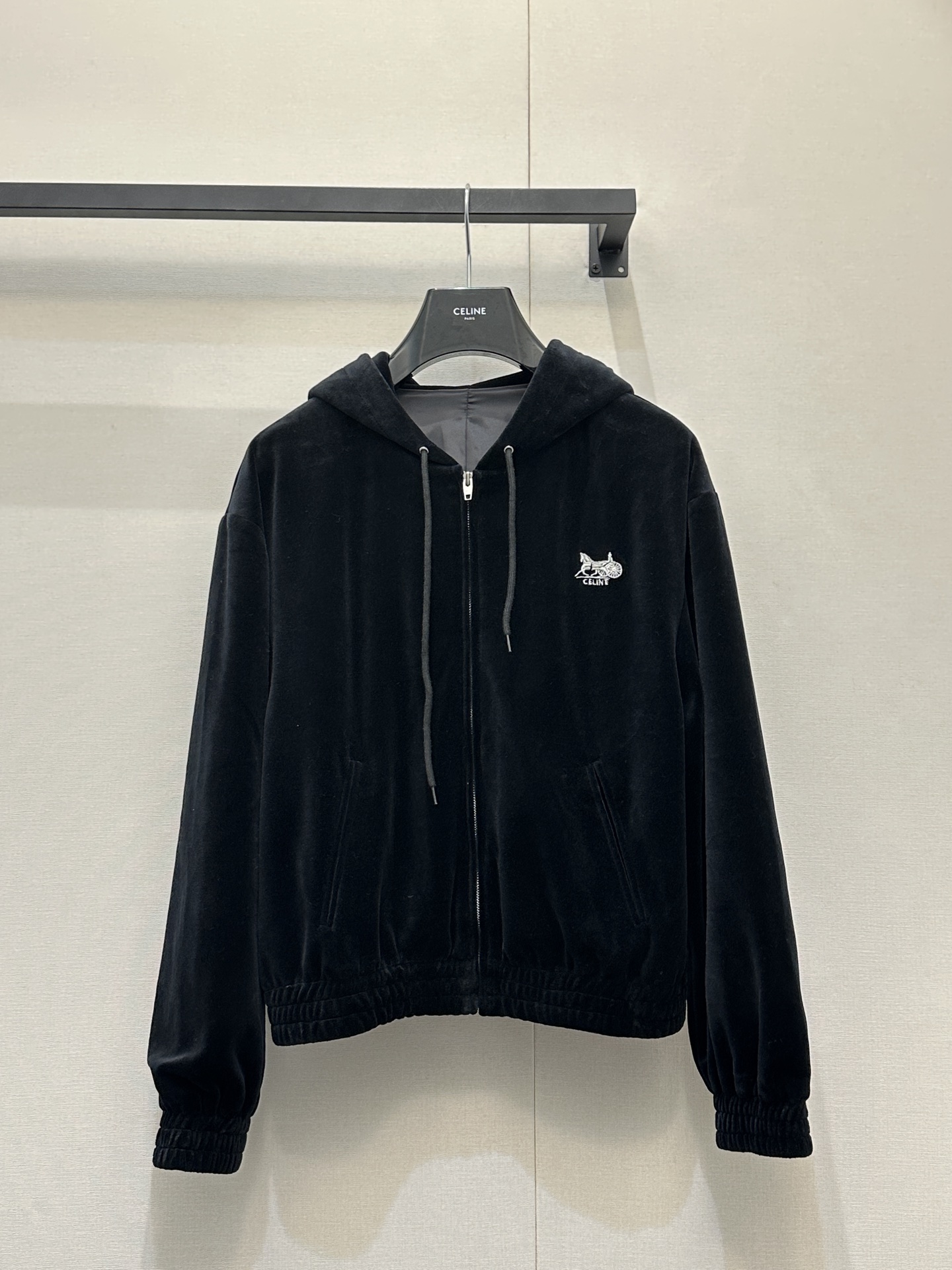 NO:735567,(Coat) Cellne new product series //Velvet casual suit limited edition for the Year of the Horse. Made of black velvet material with its own luster; the jacket is hooded, the pants are high-waisted and wide-legged, the drawstring waistband can be adjusted for elasticity, and the logo embroidery echoes the details of the jacket, making it appear slimmer and longer. SML’s actual photos of the goods, jackets & coats, hats,19860909（外套） Cellne新品系列//丝绒休闲套装马年限定款 黑色天鹅绒材质,自带光泽感；外套连帽款,裤子高腰阔腿版型,抽绳腰头调节松紧,logo刺绣和外套的细节呼应,显瘦又显腿长.SML大货实拍,,jackets & coats,hats,,Women's clothing