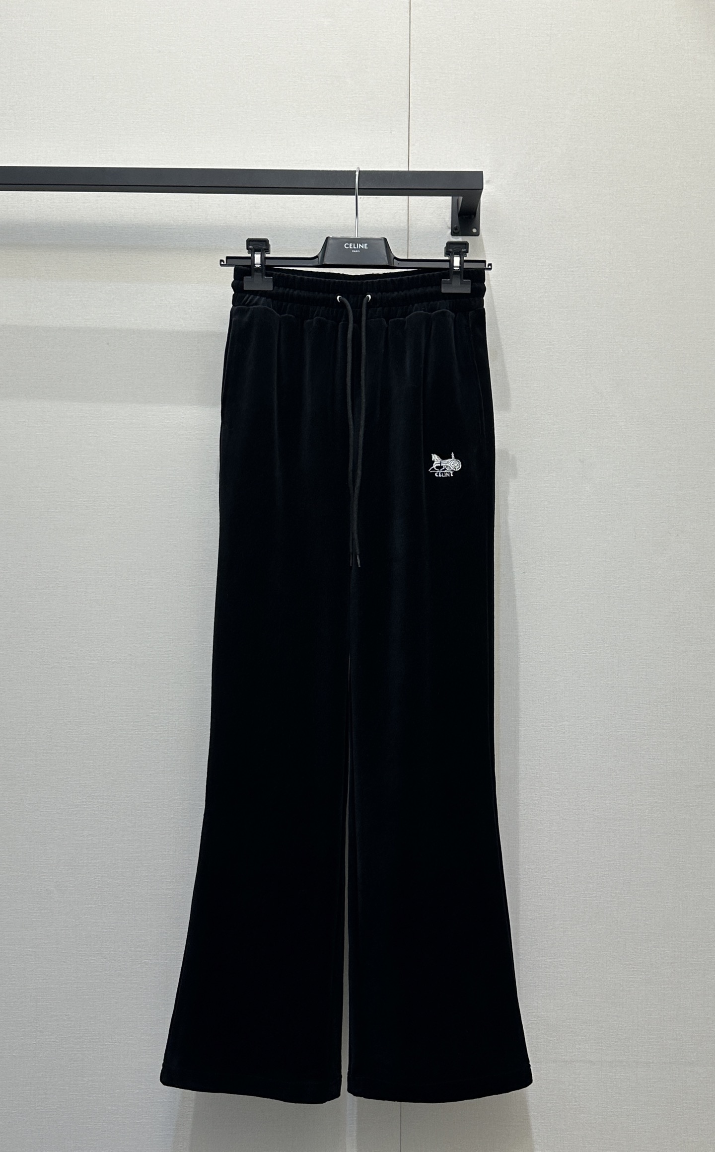 NO:735557,(Pants) Cellne new product series //Velvet casual suit, limited edition for the Year of the Horse. Black velvet material, with a sense of luster; hooded jacket, high-waisted wide-leg version of the trousers, drawstring waistband to adjust the elasticity, logo embroidery echoes the details of the jacket, making you look slimmer and longer. SML real shot of large goods,, jackets & coats, hats,19860909（裤子） Cellne新品系列//丝绒休闲套装马年限定款 黑色天鹅绒材质,自带光泽感；外套连帽款,裤子高腰阔腿版型,抽绳腰头调节松紧,logo刺绣和外套的细节呼应,显瘦又显腿长.SML大货实拍,,jackets & coats,hats,,Women's clothing