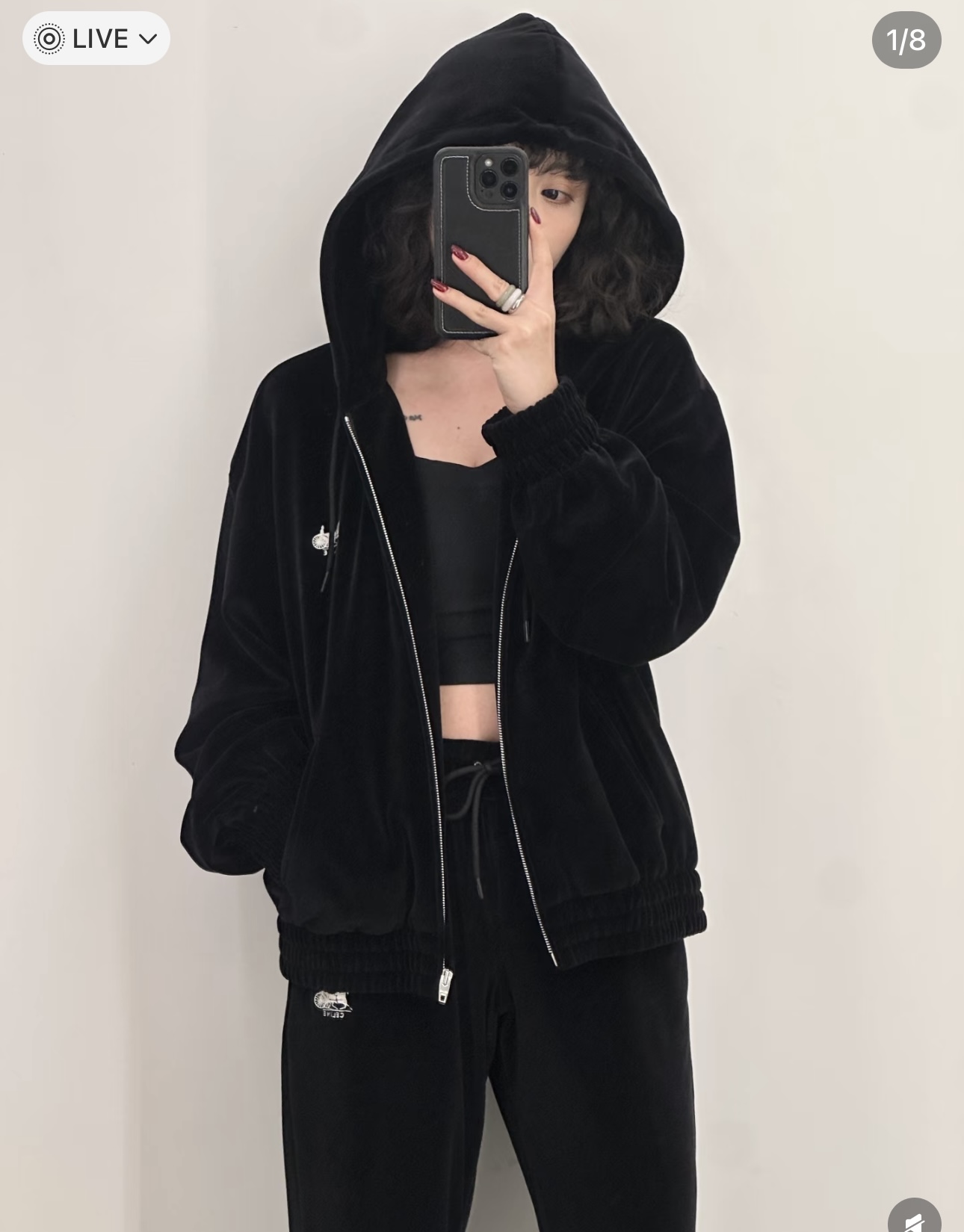 NO:735562,(Pants) Cellne new product series //Velvet casual suit, limited edition for the Year of the Horse. Black velvet material, with a sense of luster; hooded jacket, high-waisted wide-leg version of the trousers, drawstring waistband to adjust the elasticity, logo embroidery echoes the details of the jacket, making you look slimmer and longer. SML,,jackets & coats,hats,19860909（裤子） Cellne新品系列//丝绒休闲套装马年限定款 黑色天鹅绒材质,自带光泽感；外套连帽款,裤子高腰阔腿版型,抽绳腰头调节松紧,logo刺绣和外套的细节呼应,显瘦又显腿长.SML,,jackets & coats,hats,,Women's clothing