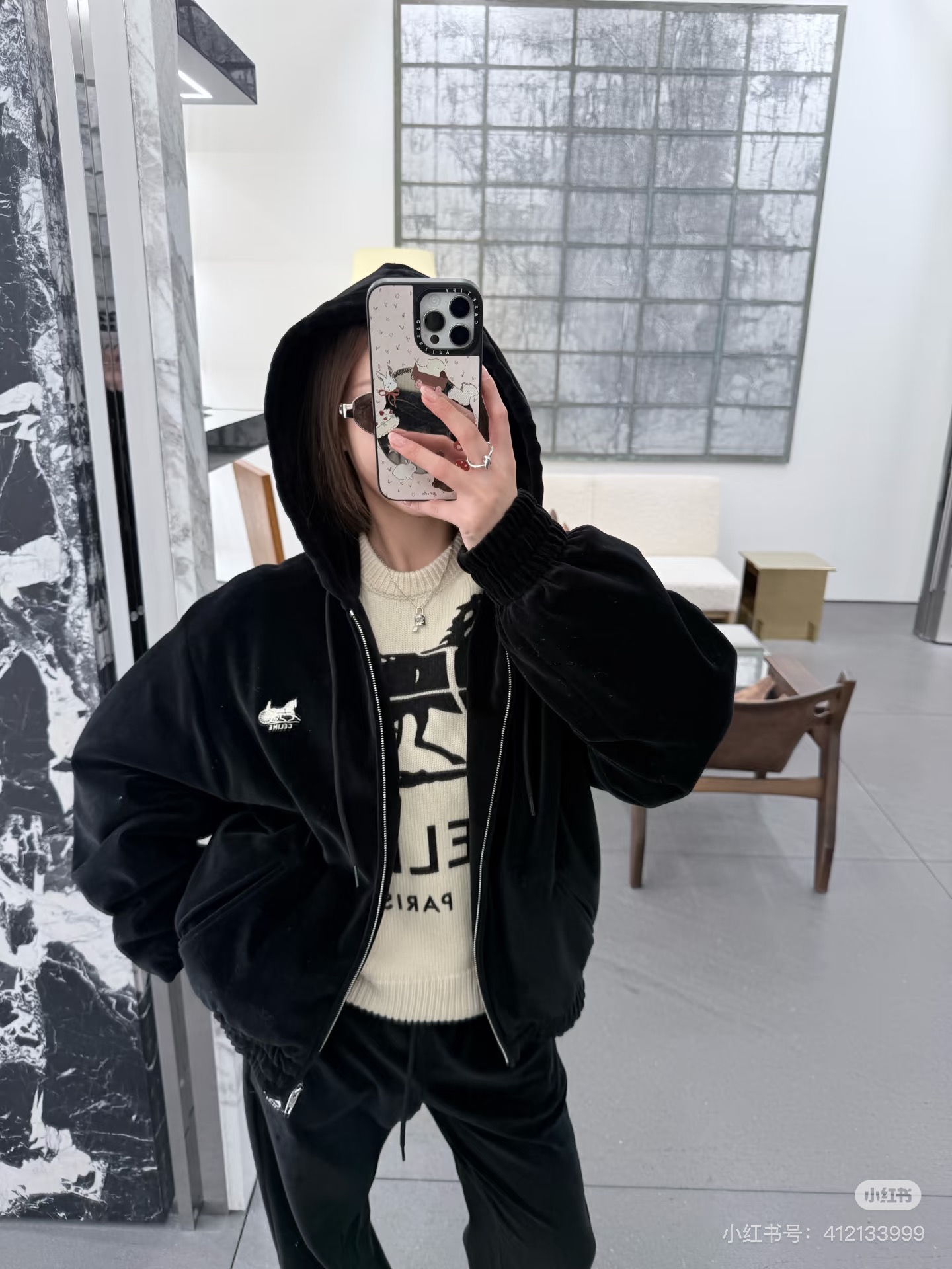 NO:735572,(Coat) Cellne new product series //Velvet casual suit limited edition for the Year of the Horse. Made of black velvet material with a sense of luster; the jacket is hooded, the pants are high-waisted and wide-legged, the drawstring waistband can be adjusted for elasticity, and the logo embroidery echoes the details of the jacket, making it look slimmer and longer. SML,,jackets & coats,hats,19860909（外套） Cellne新品系列//丝绒休闲套装马年限定款 黑色天鹅绒材质,自带光泽感；外套连帽款,裤子高腰阔腿版型,抽绳腰头调节松紧,logo刺绣和外套的细节呼应,显瘦又显腿长.SML,,jackets & coats,hats,,Women's clothing