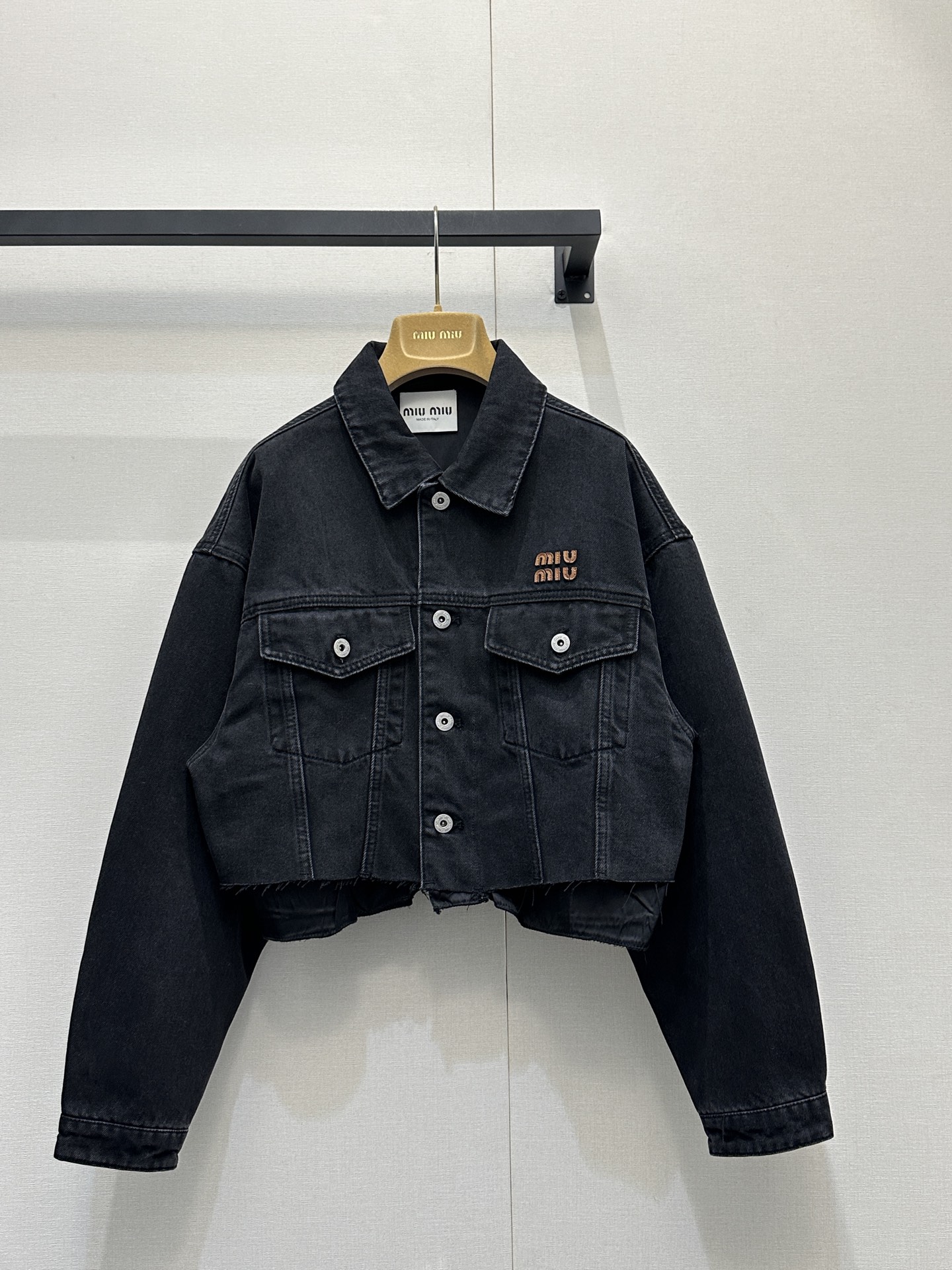 NO:735541,(Coat) Miumi* 26Ss new spring and summer intellectual style spliced ​​denim jacket丨Exclusively developed!  High quality production!  Retro denim with fake two-piece design!  Sweet and cool, it is an age-reducing outfit. The short style is not flattering and the upper body is slimming!  Customized retro buttons, denim enzyme washed fabric, wide and textured!  The quality of workmanship depends on the details!  Ready sale of S/M/L large goods, real shots,,miumiu,jackets & coats,19860909（外套） Miumi* 26Ss春夏新款 知性分子风拼接牛仔外套丨独家开发！高版出品！复古牛仔配上假两件设计！甜酷兼备减龄穿搭.小短款不挑人版型上身巨显瘦！定制复古纽扣,牛仔酵素洗水面料挺阔质感超赞！做工品质看细节！现货发售S/M/L大货实拍,,miumiu,jackets & coats,,Women's clothing