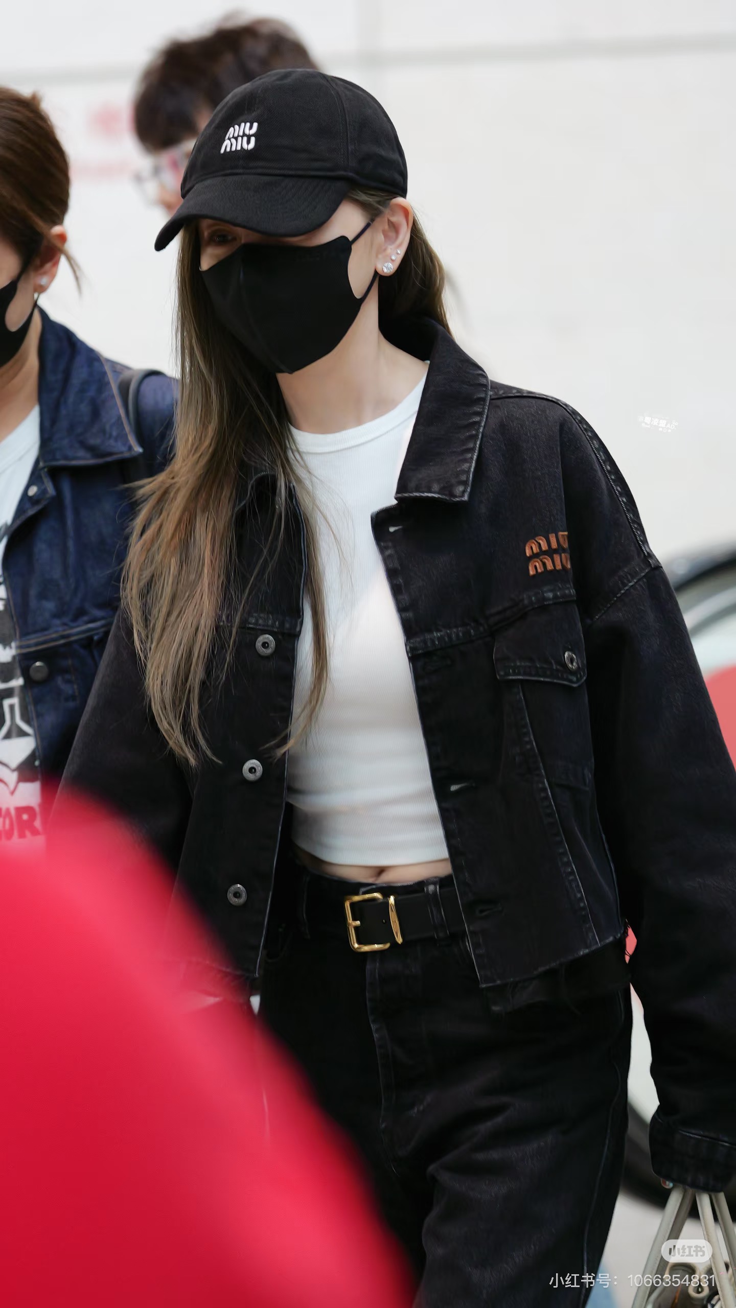 NO:735545,(Outside Miumi* 26Ss new spring and summer intellectual style spliced ​​denim jacket | Exclusively developed! High-end version! Retro denim with fake two-piece design! Sweet and cool for age-reducing wear. The short style is not flattering and the upper body is slim! Customized retro buttons, denim enzyme washed fabric is very wide and the texture is great! The quality of workmanship depends on the details! Ready for sale S/M/L,, miumiu, jackets & coats,19860909（外 Miumi* 26Ss春夏新款 知性分子风拼接牛仔外套丨独家开发！高版出品！复古牛仔配上假两件设计！甜酷兼备减龄穿搭.小短款不挑人版型上身巨显瘦！定制复古纽扣,牛仔酵素洗水面料挺阔质感超赞！做工品质看细节！现货发售S/M/L,,miumiu,jackets & coats,,Women's clothing