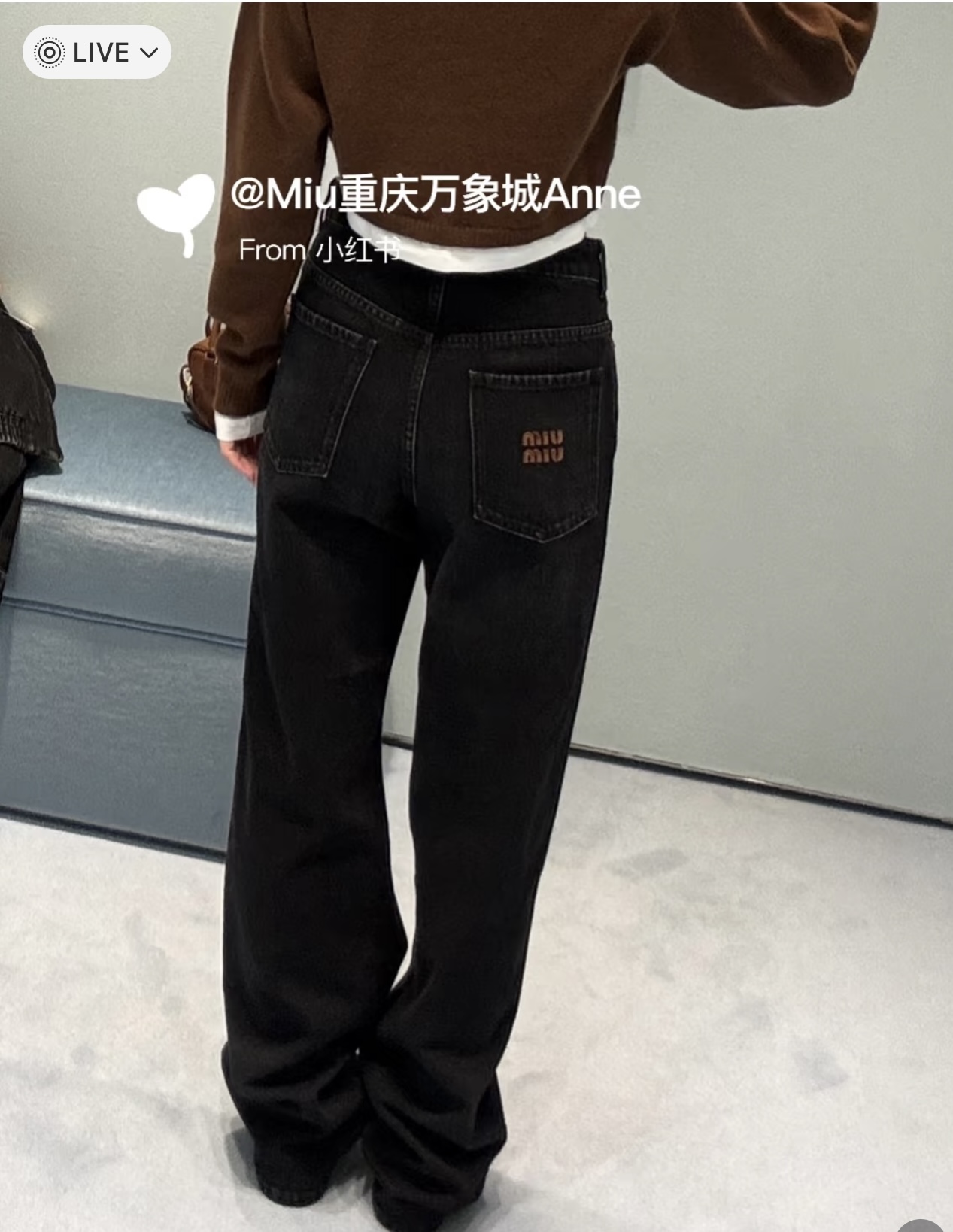 NO:735581,(Pants) Miumi* 26Ss new spring and summer intellectual style spliced ​​denim jacket丨Exclusively developed!  High quality production!  Retro denim with fake two-piece design!  Sweet and cool, it is an age-reducing outfit. The short style is not flattering and the upper body is slimming!  Customized retro buttons, denim enzyme washed fabric, wide and textured!  The quality of workmanship depends on the details!  Available in stock S/M/L,,miumiu,jackets & coats,19860909（裤子） Miumi* 26Ss春夏新款 知性分子风拼接牛仔外套丨独家开发！高版出品！复古牛仔配上假两件设计！甜酷兼备减龄穿搭.小短款不挑人版型上身巨显瘦！定制复古纽扣,牛仔酵素洗水面料挺阔质感超赞！做工品质看细节！现货发售S/M/L,,miumiu,jackets & coats,,Women's clothing