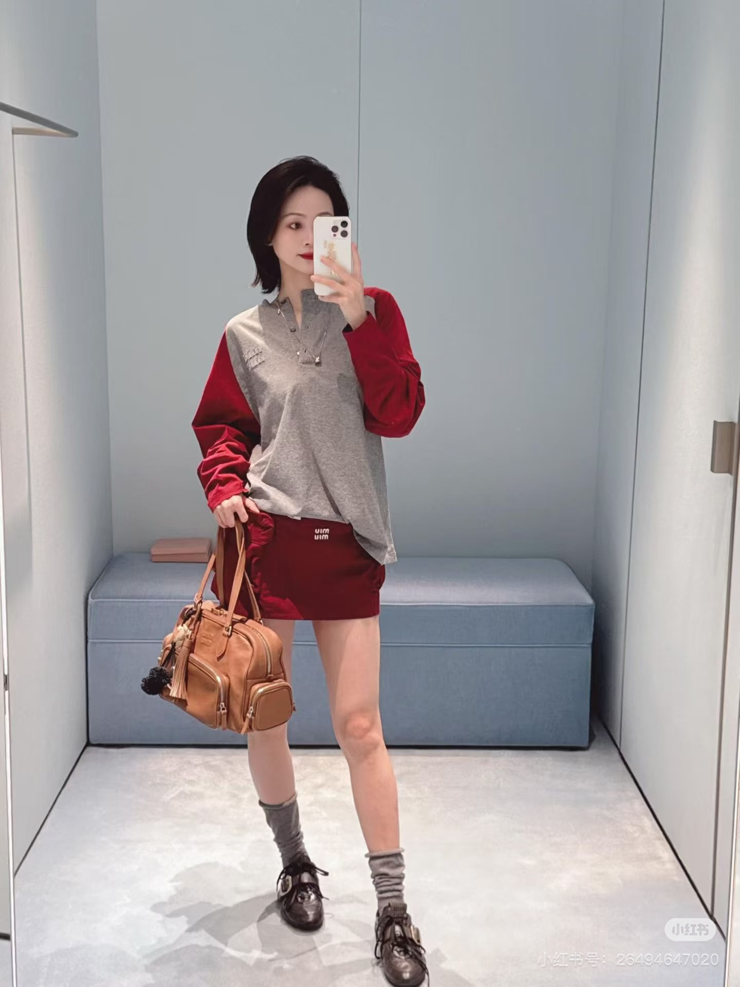 NO:735571,Miu M*u 26Ss early spring new style gray and red long-sleeved collar button T-shirt丨Exclusive high-end version!  Inspired by American retro baseball shirts, the classic raglan sleeve design is used to reshape the college style. The calm gray tones and warm red tones collide to create a vivid visual tension. The three-button detail on the neckline adds a sense of style. It can be opened to create a V-neck effect or buttoned to keep it neat. The three-dimensional appliqué logo on the chest is low-key and recognizable, and the soft cotton blended fabric has both  Comfortable and crisp, the fit is tailored to fit the body shape without being tight. Paired with a white work skirt, it is a sweet and cool girl style, and paired with jeans, it can be worn casually and relaxedly. It is a versatile item that can be worn layered or worn alone in early spring. Available in stock, S/M/L, miumiu, skirts, jeans, tees, t-shirt,19860909Miu M*u 26Ss早春新款 灰红拼袖长袖领扣T恤丨独家高版出品！以美式复古棒球衫为灵感,用经典插肩袖设计重塑学院风.沉稳灰调与热烈红调碰撞出鲜活的视觉张力,领口三颗纽扣细节增添了造型感,可敞开打造V领效果,也可扣合保持利落.胸前立体贴布绣Logo低调彰显辨识度,柔软的棉混纺面料兼具舒适度与挺括感,合身剪裁贴合身形却不紧绷.搭配白色工装裙是甜酷少女风,配牛仔裤又能穿出随性松弛感,是早春叠穿与单穿都出彩的百搭单品.现货发售S/M/L,,miumiu,skirts,jeans,tees，t-shirt,,Women's clothing