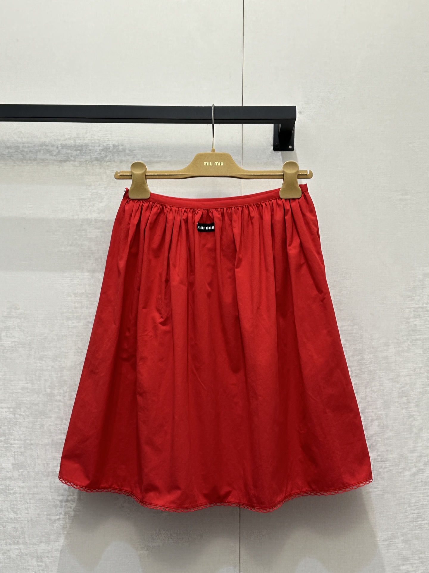 NO:735850,Miumi* 26Ss spring and summer new style intellectual college style double collar white shirt + lace white skirt. Original 1:1 customized lace development!  High quality production!  Customized imported washed cotton has a great texture!  The embroidered lace design is both sweet and cool, suitable for age-reducing wear. The unflattering silhouette makes the upper body look slimmer!  Three-dimensional tailoring technology, perfect workmanship quality depends on the details!  Spot SML large goods real shot,,miumiu,skirts,shirts,19860909Miumi* 26Ss春夏新款 知性分子学院风双层领白色衬衫+花边白色半裙.原版1:1定制花边开发！高版出品！定制进口洗水棉质感超赞！刺绣花边设计甜酷兼备减龄穿搭.不挑人版型上身巨显瘦！立体剪裁工艺,完美做工品质看细节！现货 SML大货实拍,,miumiu,skirts,shirts,,Women's clothing