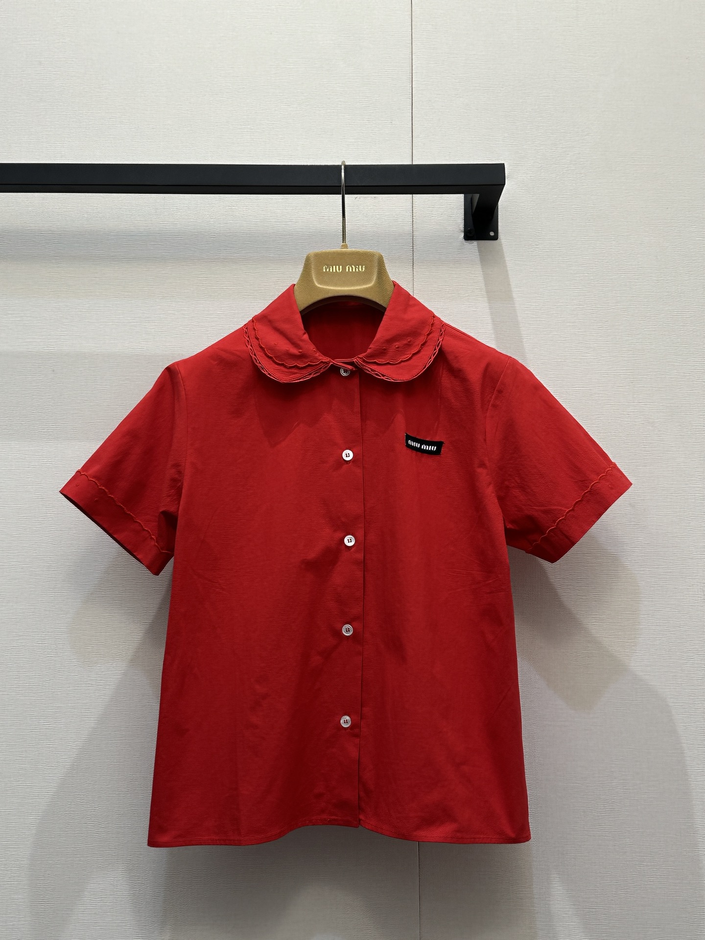 NO:735860,(Shirt) Miumi* 26Ss new spring and summer model, intellectual college style double-collar white shirt + lace white skirt. Original 1:1 customized lace development!  High quality production!  Customized imported washed cotton has a great texture!  The embroidered lace design is both sweet and cool, suitable for age-reducing wear. The unflattering silhouette makes the upper body look slimmer!  Three-dimensional tailoring technology, perfect workmanship quality depends on the details!  Spot SML large goods real shot,,miumiu,skirts,shirts,19860909（衬衫）Miumi* 26Ss春夏新款 知性分子学院风双层领白色衬衫+花边白色半裙.原版1:1定制花边开发！高版出品！定制进口洗水棉质感超赞！刺绣花边设计甜酷兼备减龄穿搭.不挑人版型上身巨显瘦！立体剪裁工艺,完美做工品质看细节！现货 SML大货实拍,,miumiu,skirts,shirts,,Women's clothing