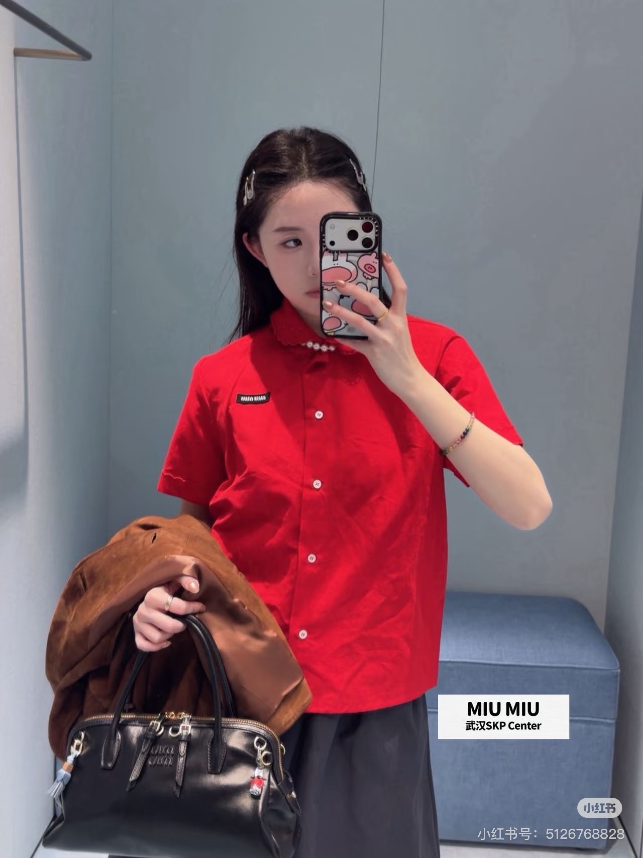 NO:735864,Shirt) Miumi* 26Ss spring and summer new intellectual college style double collar white shirt + lace white skirt. Original 1:1 customized lace development!  High quality production!  Customized imported washed cotton has a great texture!  The embroidered lace design is both sweet and cool, suitable for age-reducing wear. The unflattering silhouette makes the upper body look slimmer!  Three-dimensional tailoring technology, perfect workmanship quality depends on the details!  Spot SML,,miumiu,skirts,shirts,19860909衬衫）Miumi* 26Ss春夏新款 知性分子学院风双层领白色衬衫+花边白色半裙.原版1:1定制花边开发！高版出品！定制进口洗水棉质感超赞！刺绣花边设计甜酷兼备减龄穿搭.不挑人版型上身巨显瘦！立体剪裁工艺,完美做工品质看细节！现货 SML,,miumiu,skirts,shirts,,Women's clothing