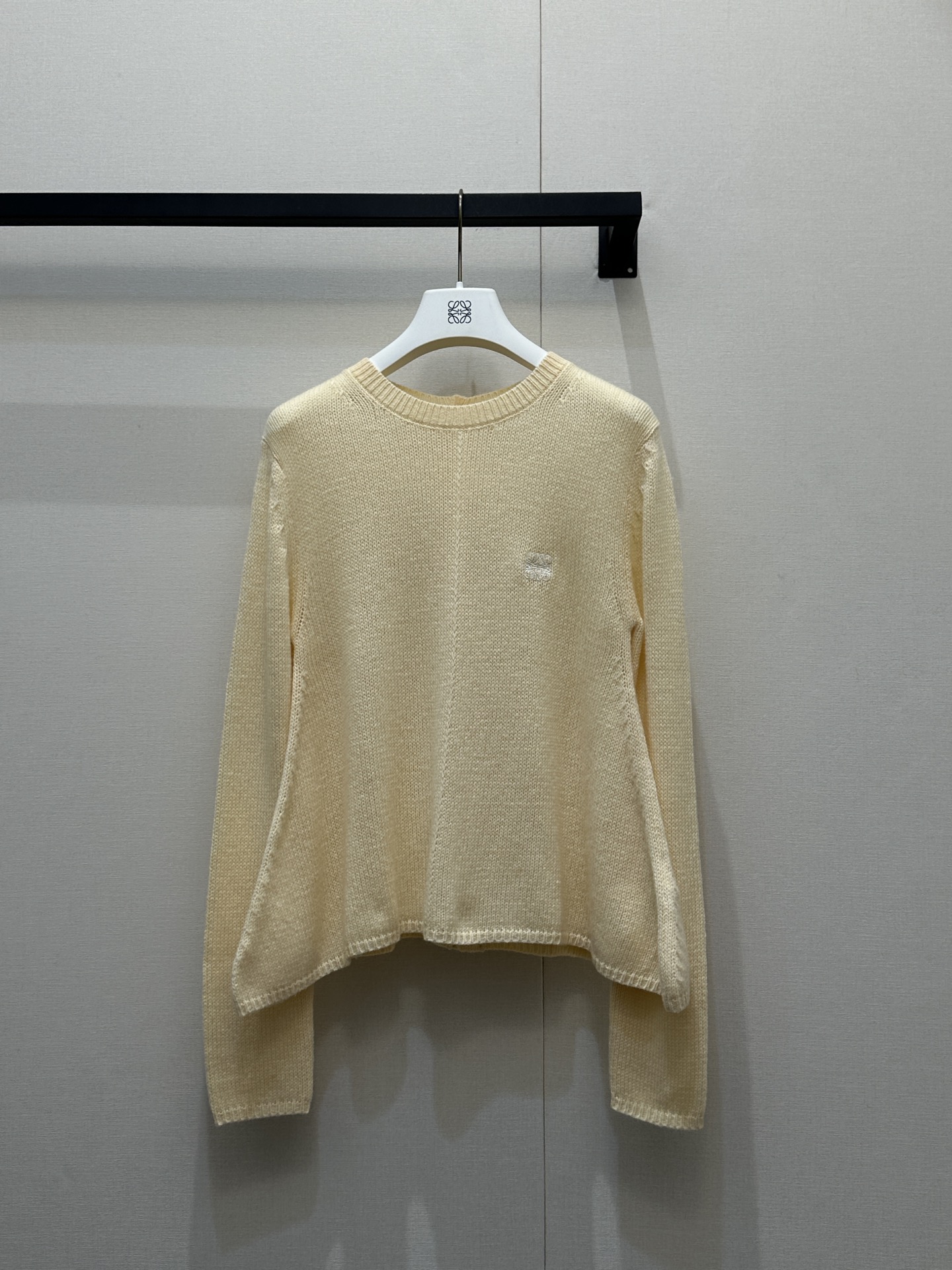 NO:735882,Loew26Ss early spring new top version cashmere knitted cardigan丨exclusively developed!  Top quality production!  Selected rare cashmere fabrics are made through delicate hollow knitting technology. It feels soft and skin-friendly while giving the body a transparent texture. It is light and reveals exquisite texture layers. The classic cardigan design retains the tone of the retro college style. The irregular tailoring adapts to the temperature changes in early spring. The loose silhouette weakens the body shape and creates a casual sense of relaxation. S M L real shot of the goods,, loewe,19860909Loew26Ss早春新款 顶级版本 羊绒针织开衫丨独家开发！顶级高版出品！精选珍稀山羊绒面料,经由细腻的镂空针织工艺打造,触感软糯亲肤的同时,让衣身呈现出通透的纹理质感,轻透中透着精致的肌理层次.经典的开衫设计保留了复古学院风的腔调,不规则剪裁适配早春的温度变化,宽松的衣身廓形弱化了身形束缚,营造出随性的松弛感.S M L大货实拍,,loewe,,Women's clothing