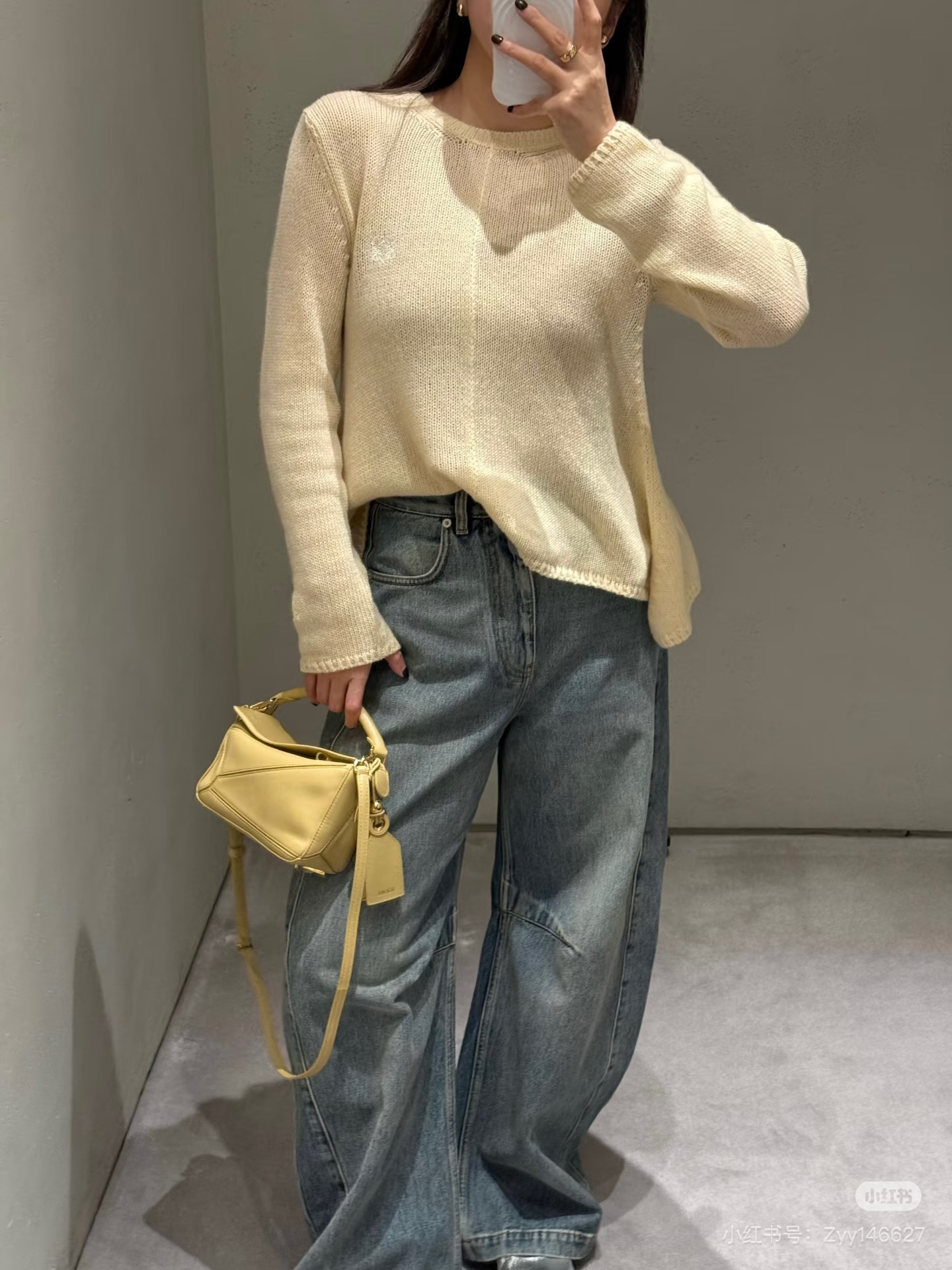 NO:735885,Loew26Ss early spring new top version cashmere knitted cardigan丨exclusively developed!  Top quality production!  Selected rare cashmere fabrics are made through delicate hollow knitting technology. It feels soft and skin-friendly while giving the body a transparent texture. It is light and reveals exquisite texture layers. The classic cardigan design retains the tone of the retro college style. The irregular tailoring adapts to the temperature changes in early spring. The loose silhouette weakens the body shape and creates a casual sense of relaxation. S M L,, loewe,19860909Loew26Ss早春新款 顶级版本 羊绒针织开衫丨独家开发！顶级高版出品！精选珍稀山羊绒面料,经由细腻的镂空针织工艺打造,触感软糯亲肤的同时,让衣身呈现出通透的纹理质感,轻透中透着精致的肌理层次.经典的开衫设计保留了复古学院风的腔调,不规则剪裁适配早春的温度变化,宽松的衣身廓形弱化了身形束缚,营造出随性的松弛感.S M L,,loewe,,Women's clothing