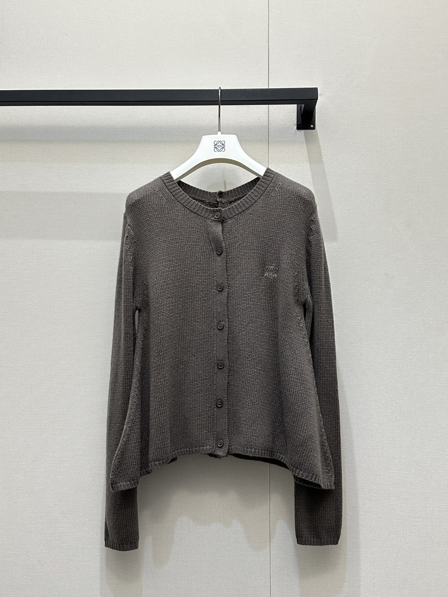 NO:735890,Loew26Ss early spring new top version with front and rear buckle design!  Exclusively developed!  Top quality production!  Selected rare cashmere fabrics are made through delicate hollow knitting technology. It feels soft and skin-friendly while giving the body a transparent texture. It is light and reveals exquisite texture layers. The classic cardigan design retains the tone of the retro college style. The irregular tailoring adapts to the temperature changes in early spring. The loose silhouette weakens the body shape and creates a casual sense of relaxation. S M L real shot of the goods,, loewe,19860909Loew26Ss早春新款 顶级版本 前后开扣设计！独家开发！顶级高版出品！精选珍稀山羊绒面料,经由细腻的镂空针织工艺打造,触感软糯亲肤的同时,让衣身呈现出通透的纹理质感,轻透中透着精致的肌理层次.经典的开衫设计保留了复古学院风的腔调,不规则剪裁适配早春的温度变化,宽松的衣身廓形弱化了身形束缚,营造出随性的松弛感.S M L大货实拍,,loewe,,Women's clothing