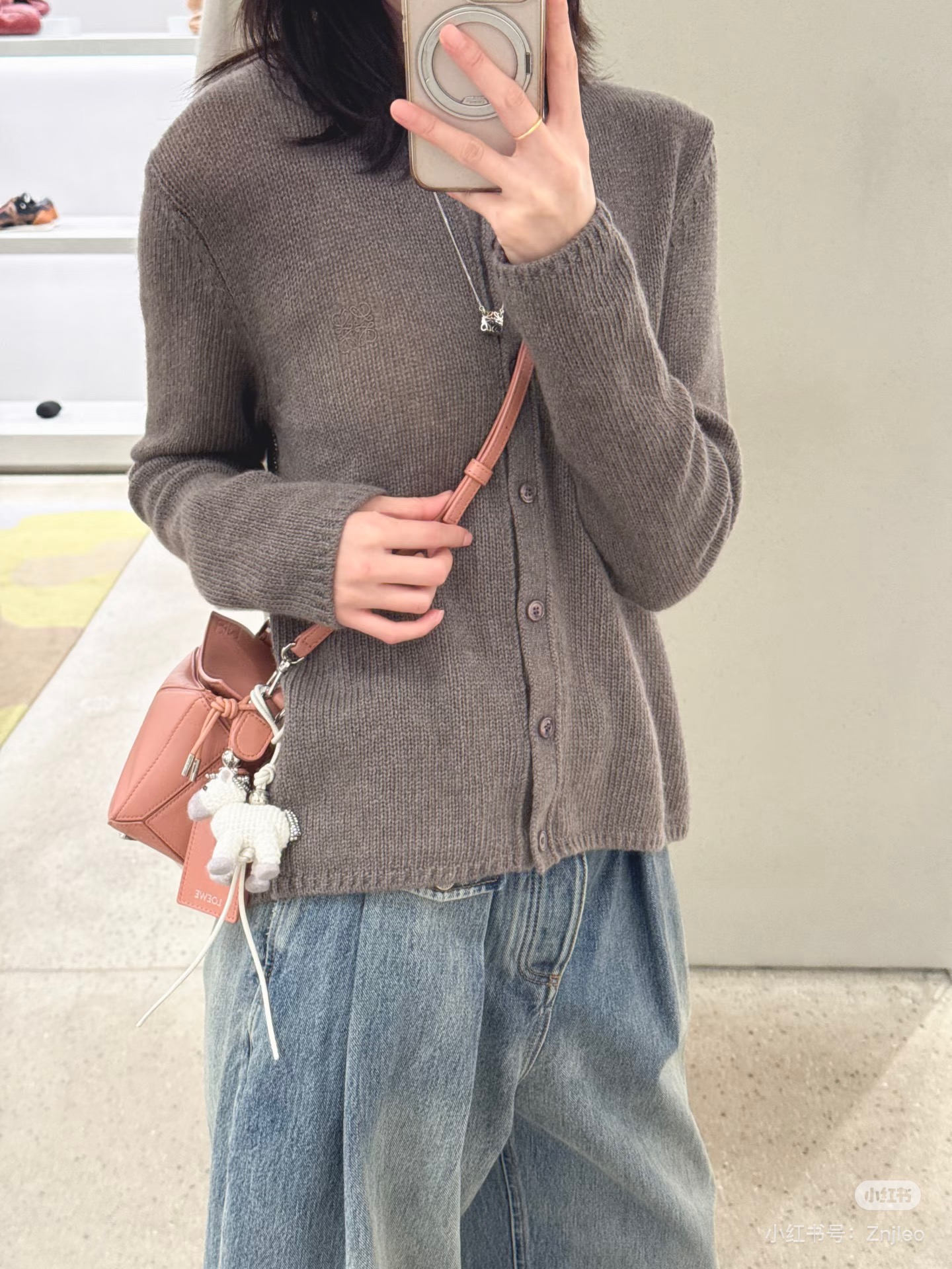 NO:735895,Loew26Ss early spring new top version with front and rear buckle design!  Exclusively developed!  Top quality production!  Selected rare cashmere fabrics are made through delicate hollow knitting technology. It feels soft and skin-friendly while giving the body a transparent texture. It is light and reveals exquisite texture layers. The classic cardigan design retains the tone of the retro college style. The irregular tailoring adapts to the temperature changes in early spring. The loose silhouette weakens the body shape and creates a casual sense of relaxation. S M L,, loewe,19860909Loew26Ss早春新款 顶级版本 前后开扣设计！独家开发！顶级高版出品！精选珍稀山羊绒面料,经由细腻的镂空针织工艺打造,触感软糯亲肤的同时,让衣身呈现出通透的纹理质感,轻透中透着精致的肌理层次.经典的开衫设计保留了复古学院风的腔调,不规则剪裁适配早春的温度变化,宽松的衣身廓形弱化了身形束缚,营造出随性的松弛感.S M L,,loewe,,Women's clothing