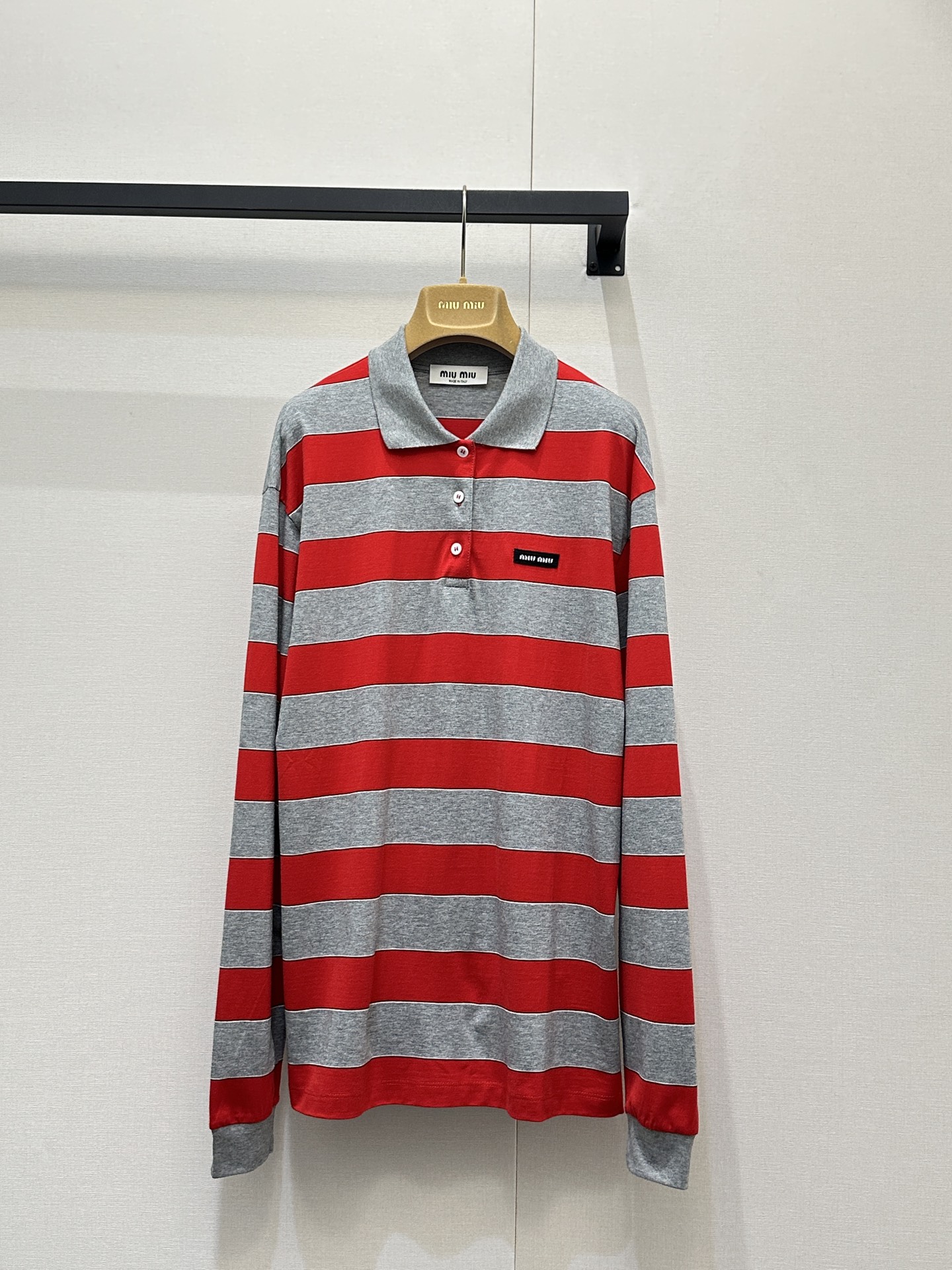 NO:736701,Mium*u 26SS early spring new style contrasting striped long-sleeved Polo shirt | Exclusively developed by yb!  Top quality production!  The contrasting red and gray stripes create eye-catching visual effects, and the classic Polo collar combines with the casual long-sleeved design to create a sweet and cool style. The soft waxy cotton fabric is skin-friendly and breathable, and the loose version accommodates various body shapes. It is refreshing when worn alone or layered smartly. It can balance girlishness and street style when paired with skirts or casual pants. It is a vital dressing item for early spring. Available now in S/M/L, large quantities, real shots,, miumiu, skirts,19860909Mium*u 26SS早春新款 撞色条纹长袖Polo衫丨独家yb开发！顶级高版出品！红灰撞色条纹打造醒目视觉效果,经典Polo领融合休闲长袖设计,甜酷风拉满.软糯棉质面料亲肤透气,宽松版型包容各种身形,单穿清新、叠穿灵动,搭配半裙或休闲裤都能拿捏少女感与街头风的平衡,是早春的元气穿搭单品.现货发售S/M/L大货实拍,,miumiu,skirts,,Women's clothing