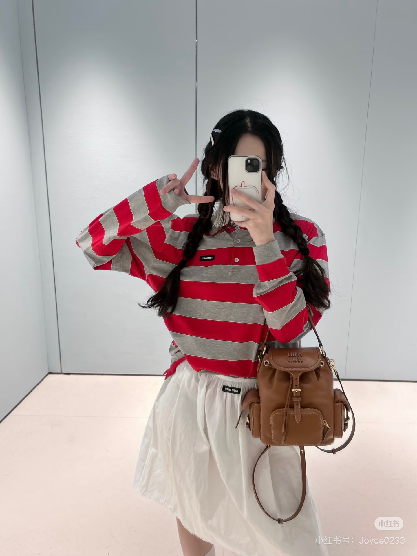 NO:736706,Mium*u 26SS early spring new style contrasting striped long-sleeved Polo shirt | Exclusively developed by yb!  Top quality production!  The contrasting red and gray stripes create eye-catching visual effects, and the classic Polo collar is combined with a casual long-sleeved design for a sweet and cool style. The soft and waxy cotton fabric is skin-friendly and breathable, and the loose version accommodates various body shapes. It is fresh and flexible when worn alone or layered. It can balance girlishness and street style when paired with skirts or casual pants. It is a vital outfit item for early spring. Available now in S/M/L,, miumiu, skirts,19860909Mium*u 26SS早春新款 撞色条纹长袖Polo衫丨独家yb开发！顶级高版出品！红灰撞色条纹打造醒目视觉效果,经典Polo领融合休闲长袖设计,甜酷风拉满.软糯棉质面料亲肤透气,宽松版型包容各种身形,单穿清新、叠穿灵动,搭配半裙或休闲裤都能拿捏少女感与街头风的平衡,是早春的元气穿搭单品.现货发售S/M/L,,miumiu,skirts,,Women's clothing